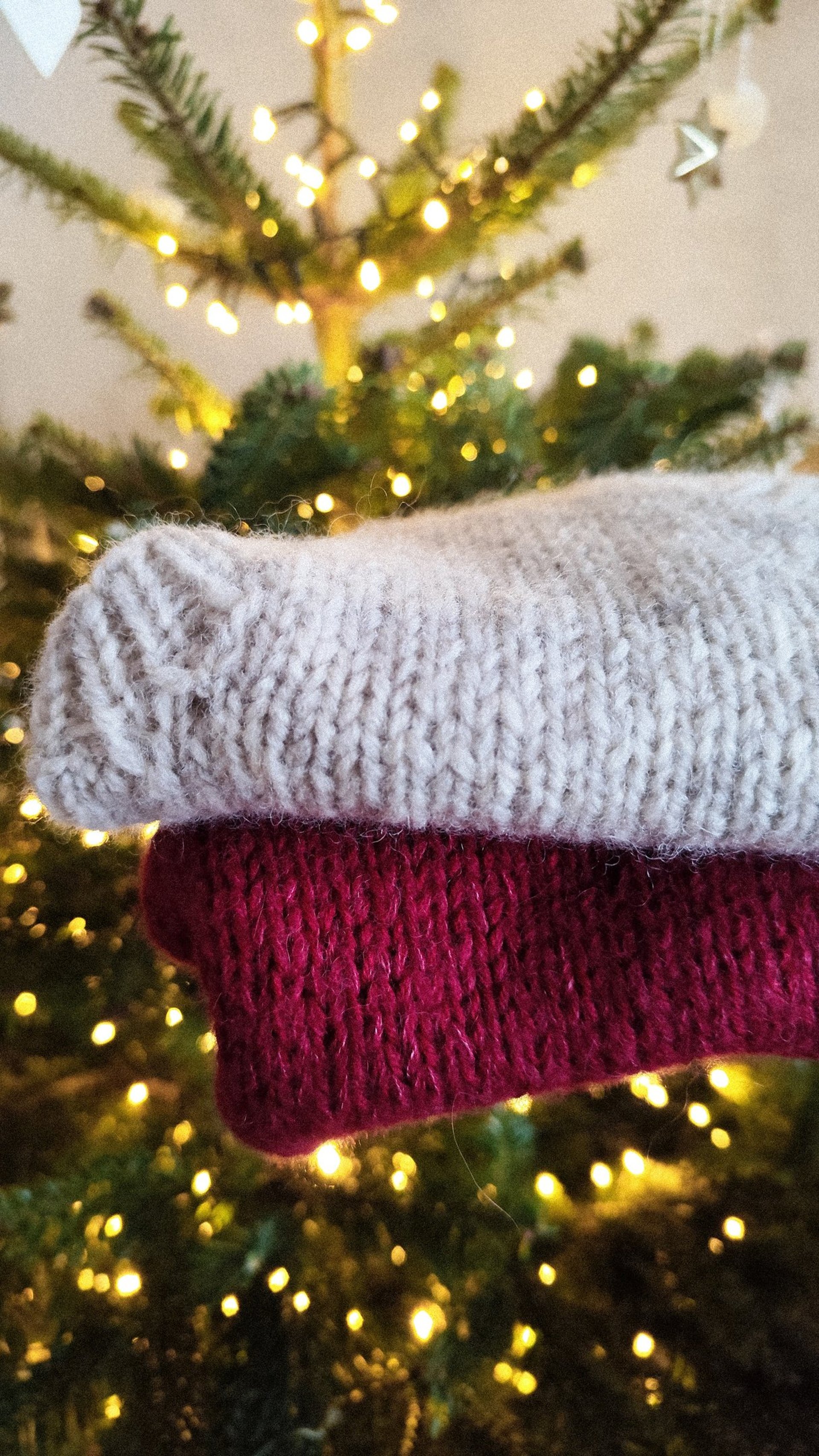 wełniane swetry na tle choinki