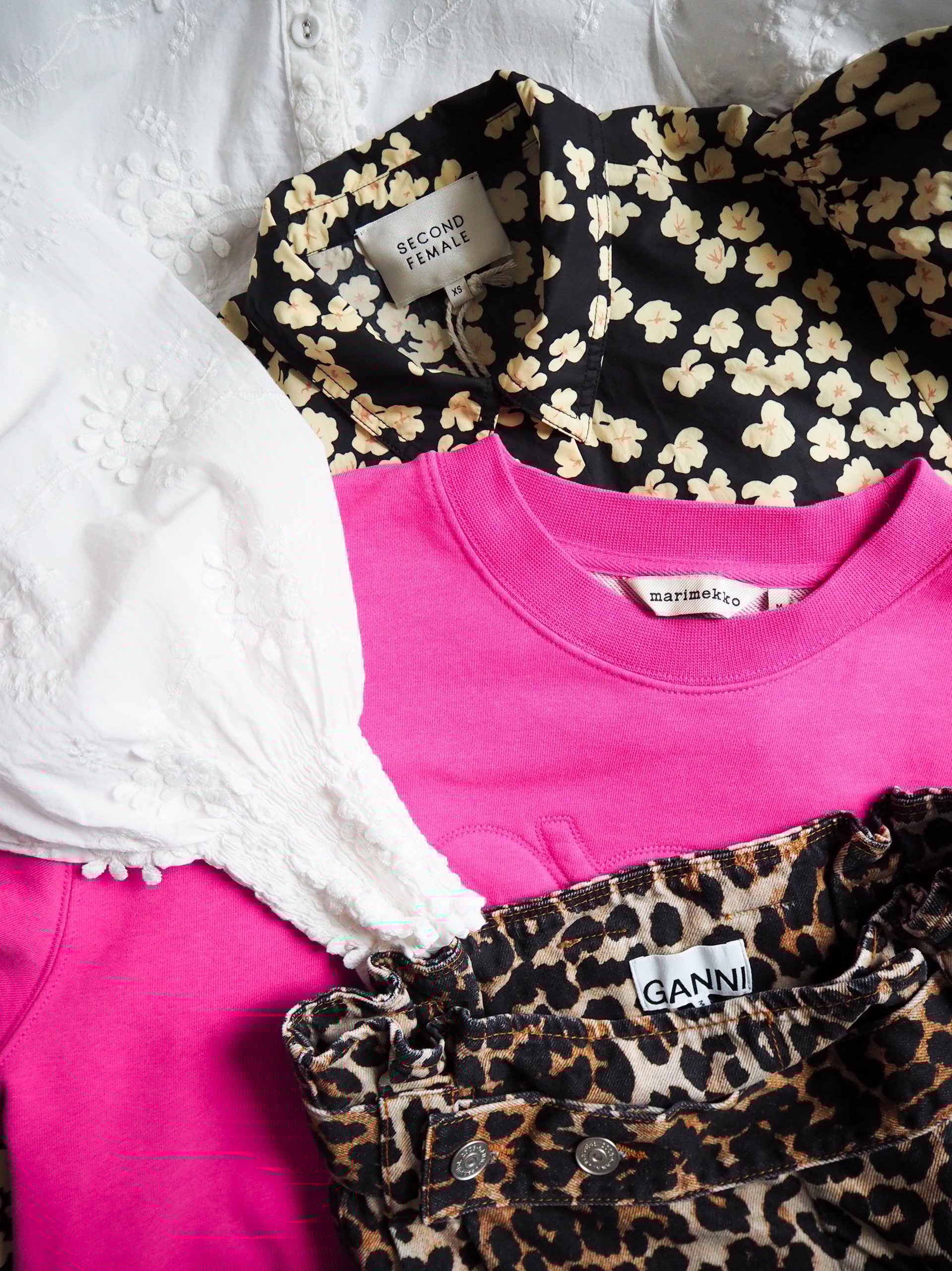 ubrania leżą obok siebie 