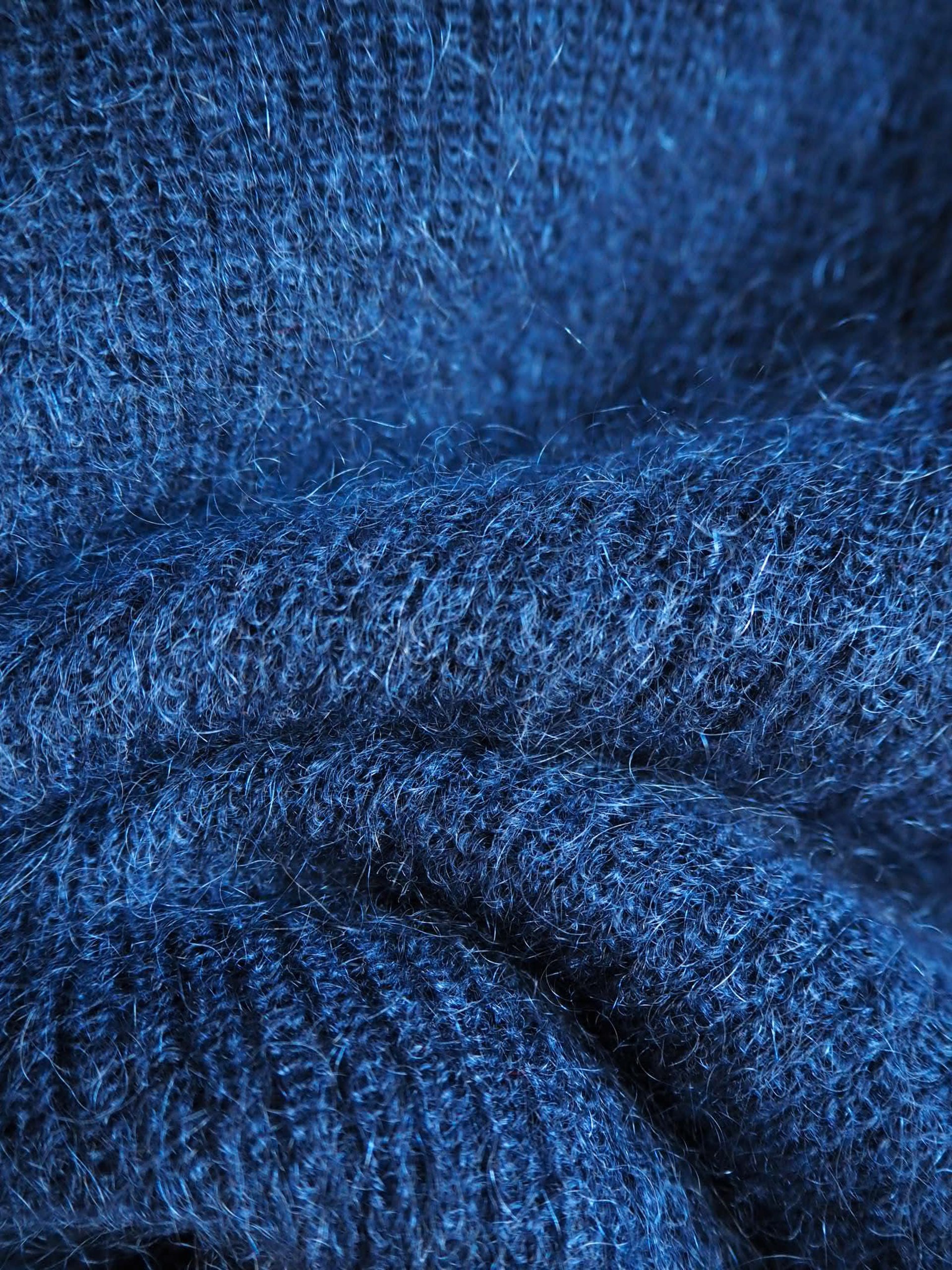 Zbliżenie na moherowy granatowy sweter