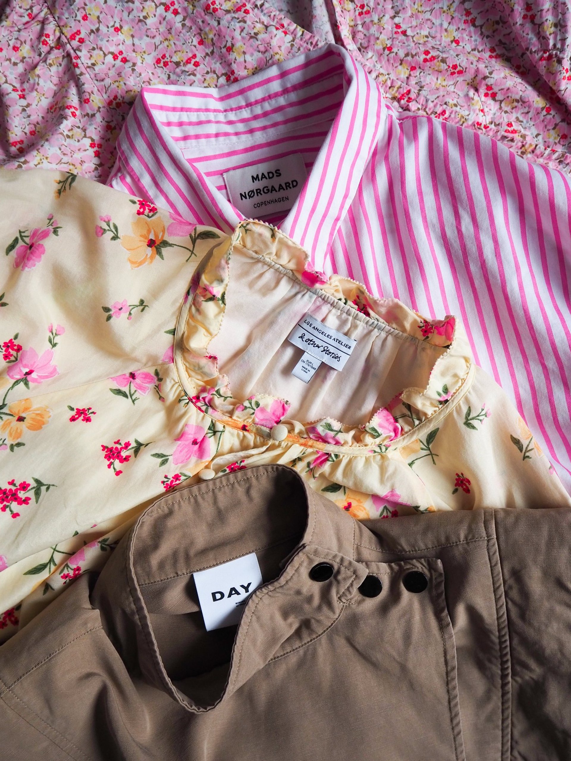 flatlay kolorowych ubrań