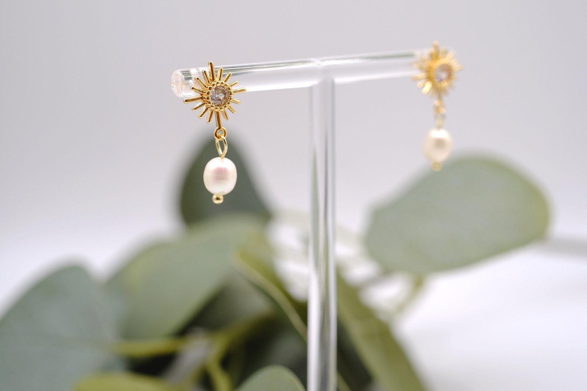 gray computer monitor