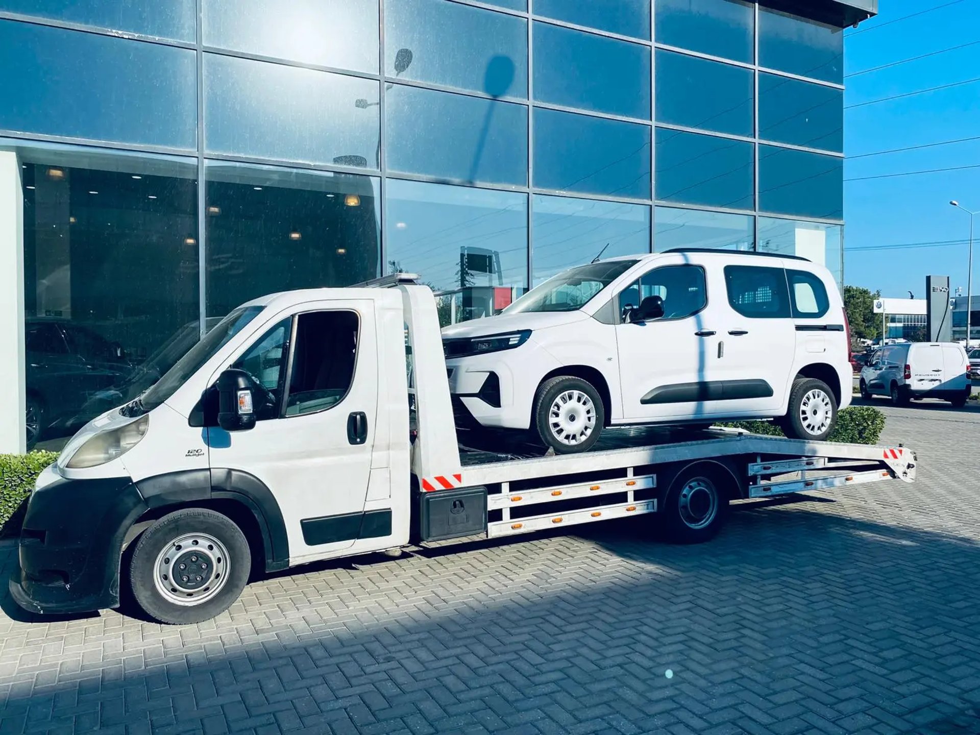 Adana oto çekici hizmeti kapsamında yolda arıza yapmış ticari araç.