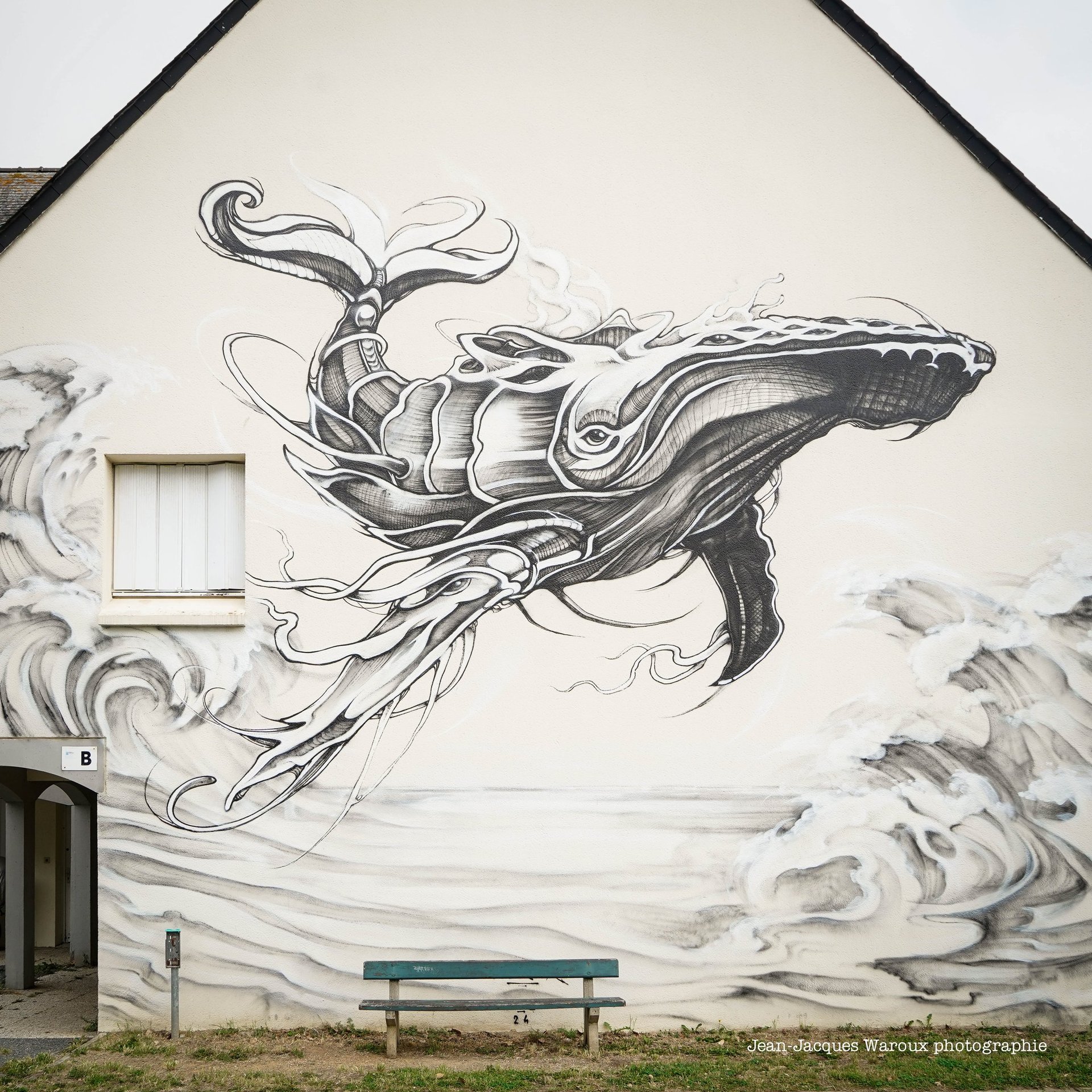 black and white bed linen