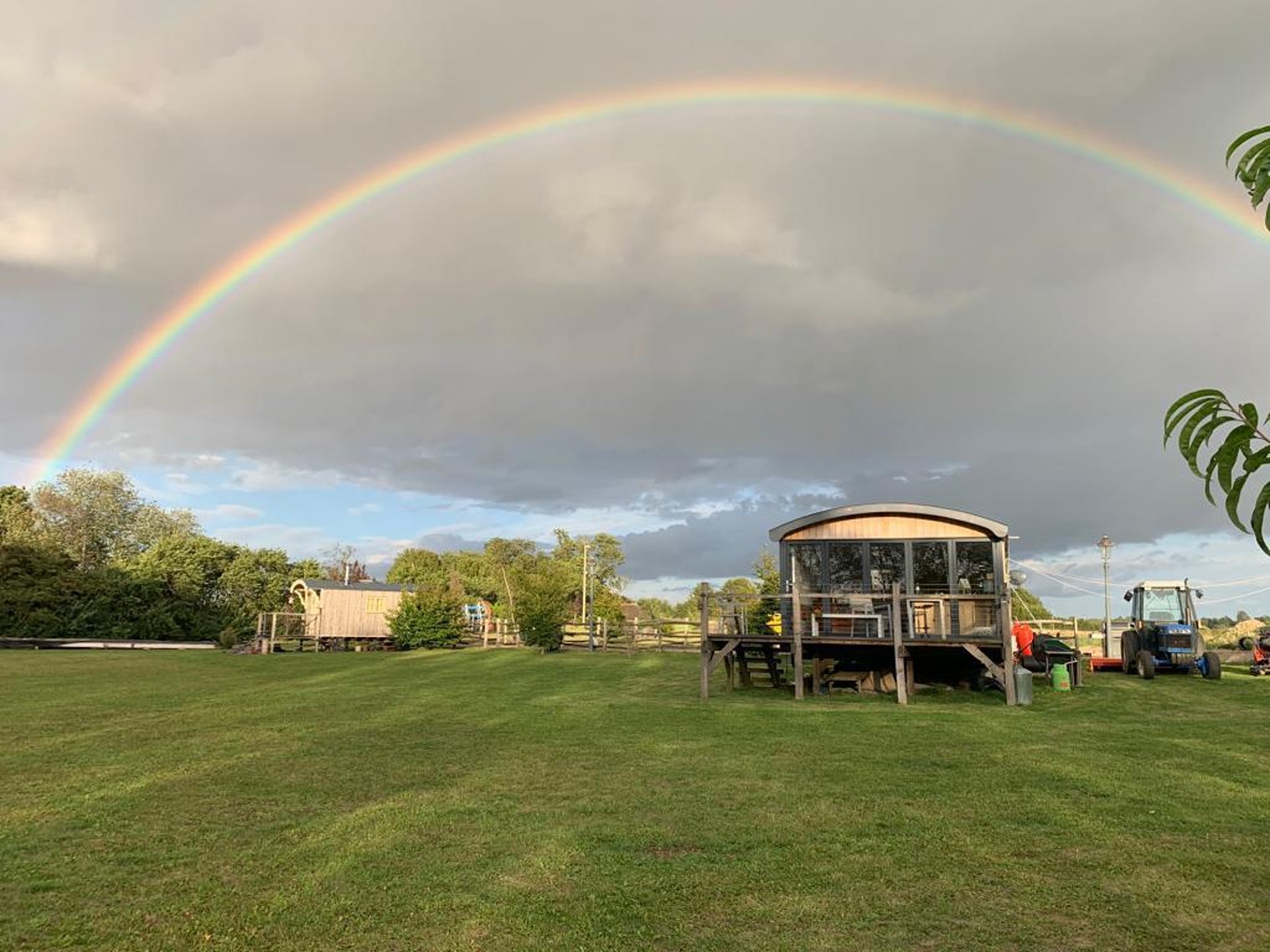 gray computer monitor