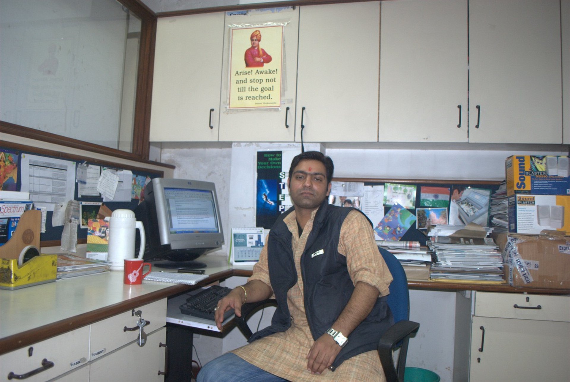 gray computer monitor