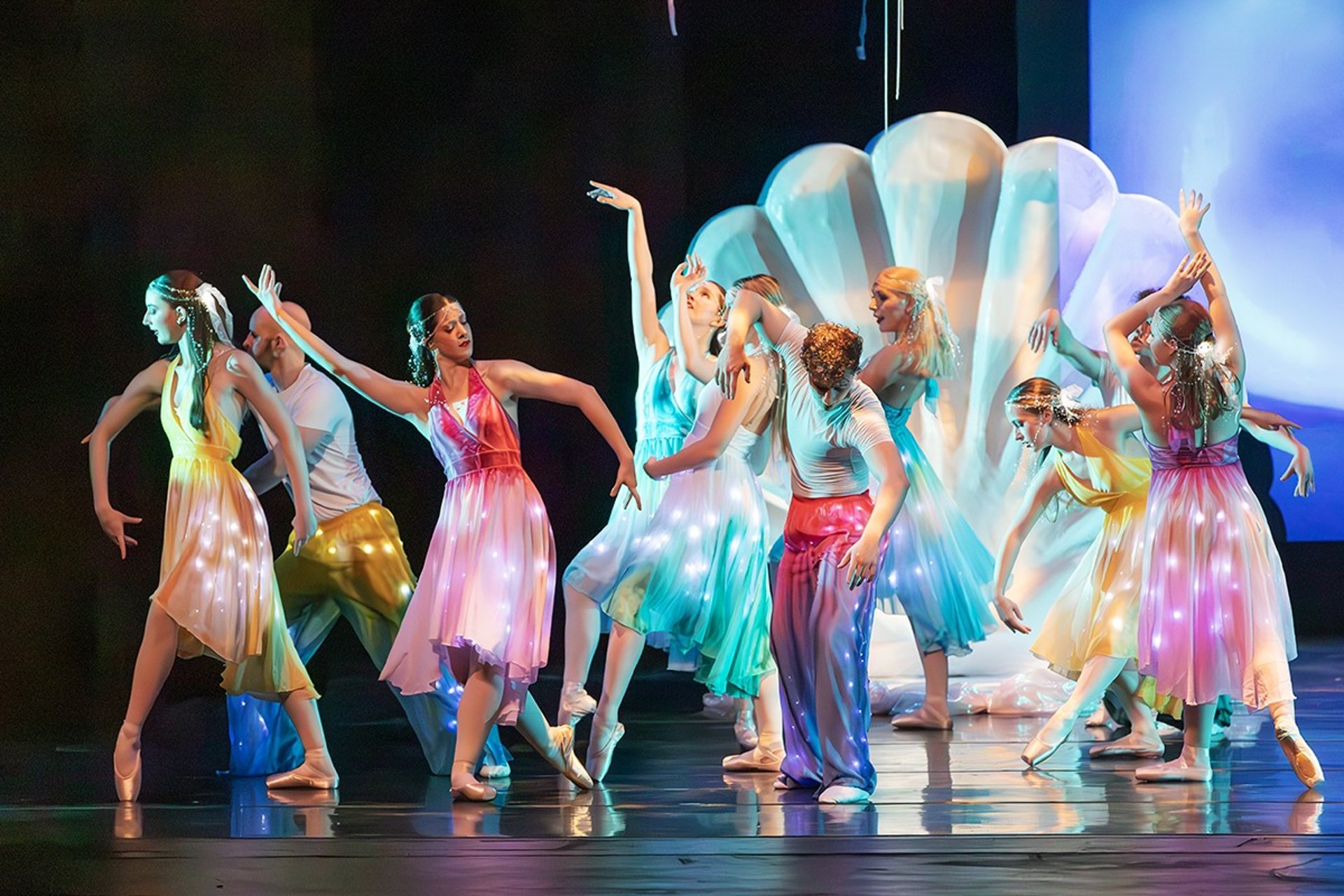 black and white bed linen