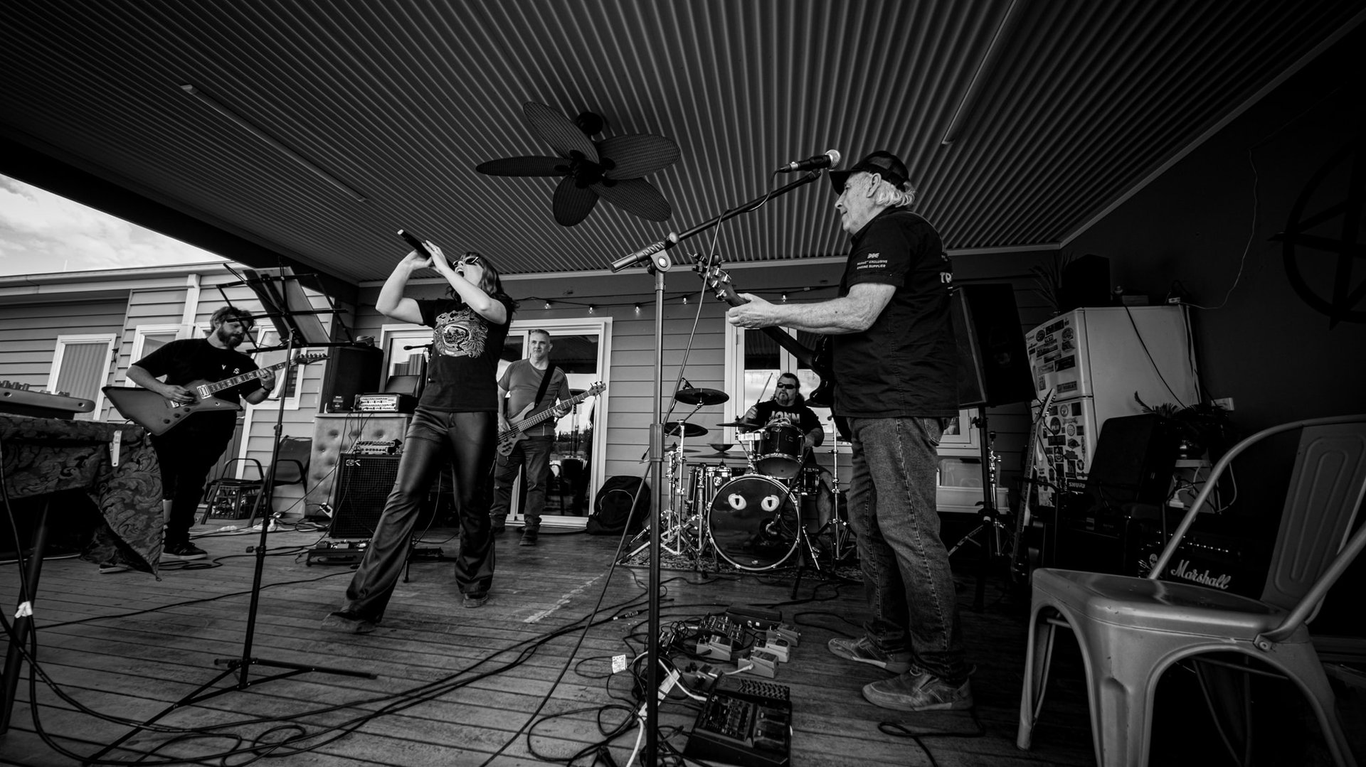 black and white bed linen