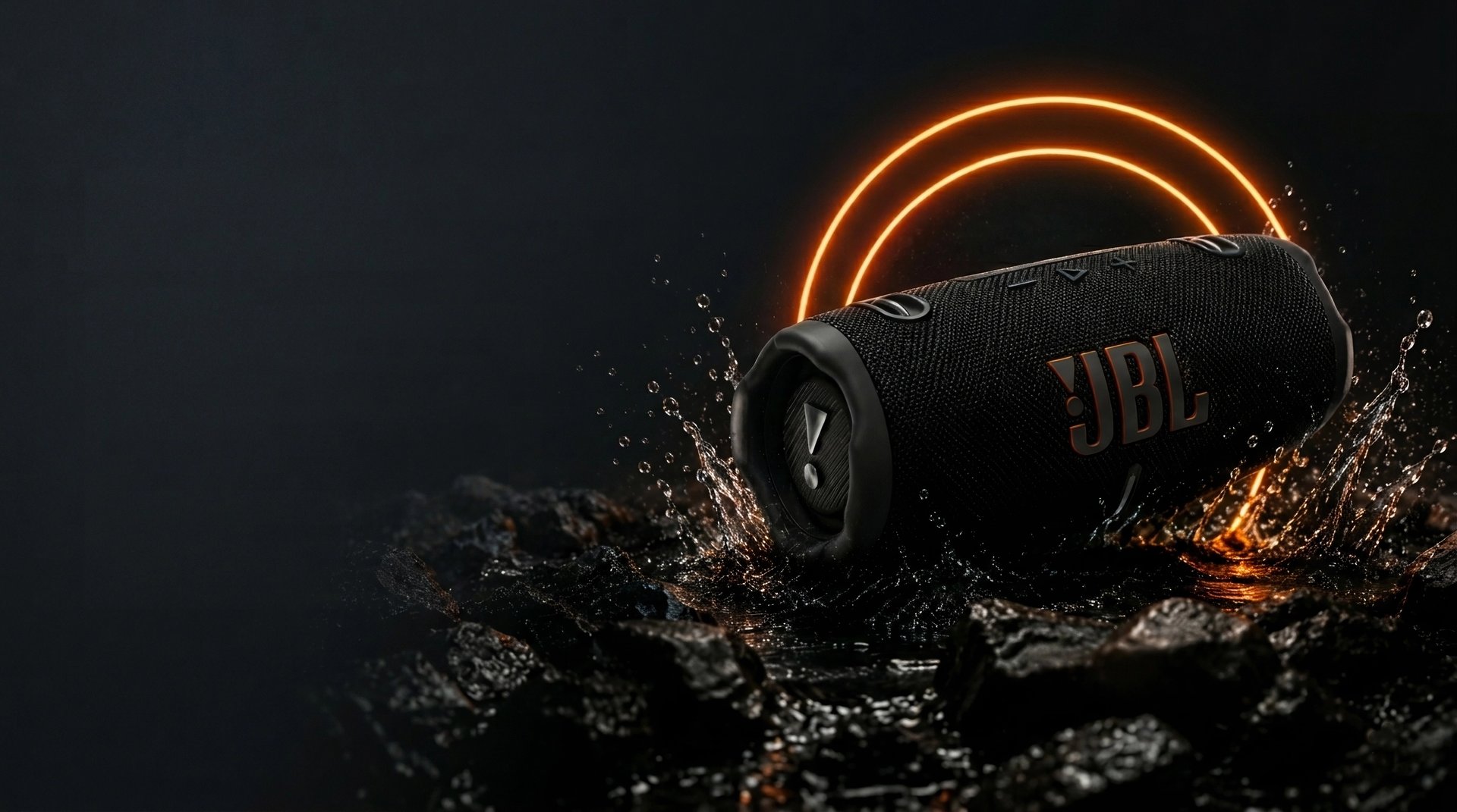 Enceinte étanche JBL Charge 6 noire au milieu d'éclaboussures d'eau