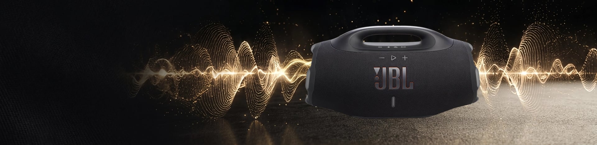 Enceinte JBL Boombox 4 noire intégrée sur un fond sombre traversé par une onde sonore lumineuse et dorée