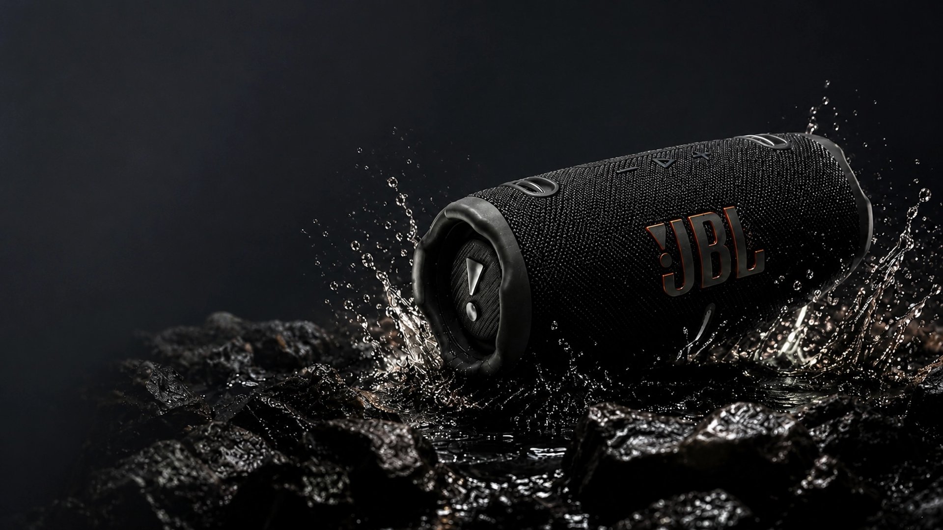 L'enceinte étanche JBL charge 6 noir dans l'eau avec des éclaboussures