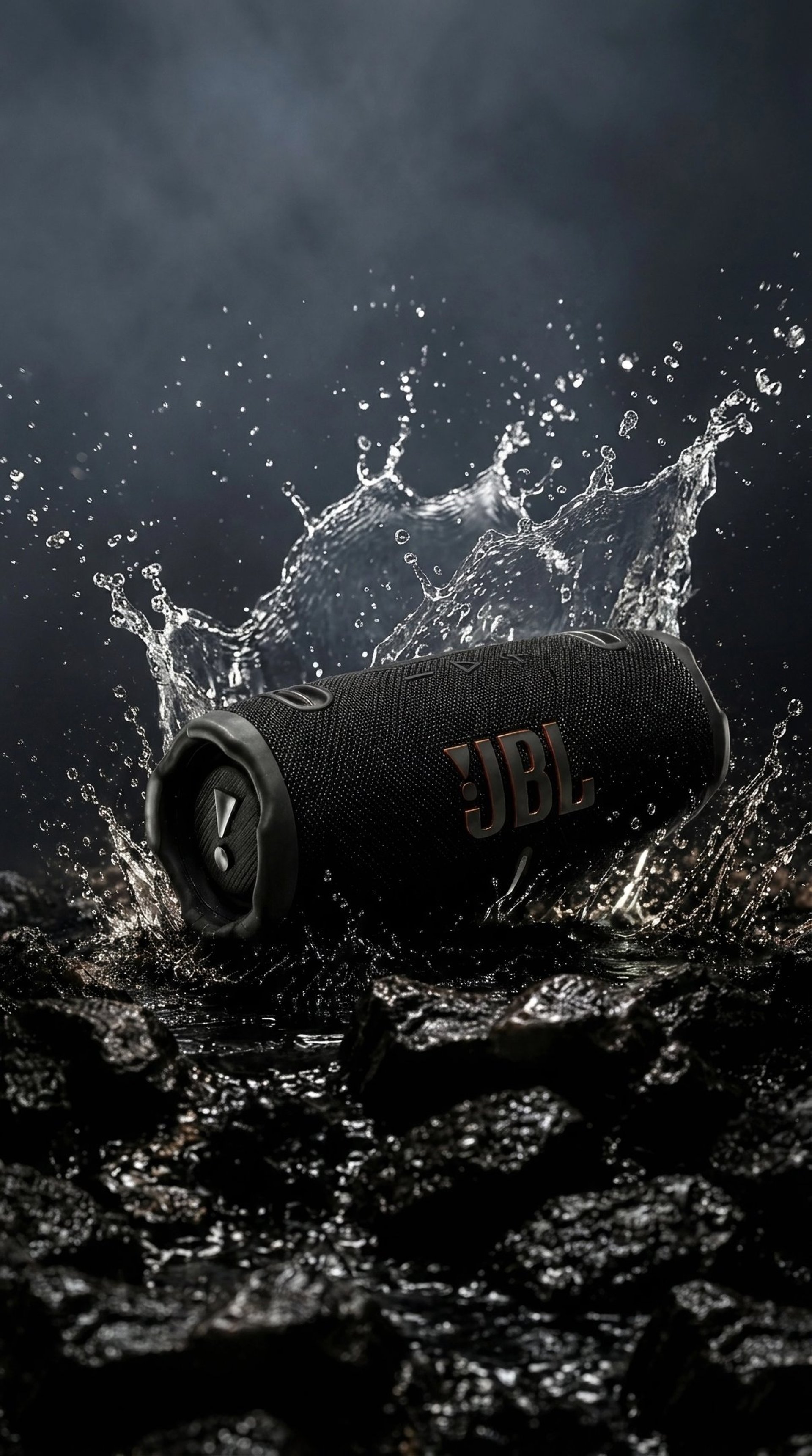 L'enceinte étanche JBL charge 6 noir dans l'eau avec des éclaboussures