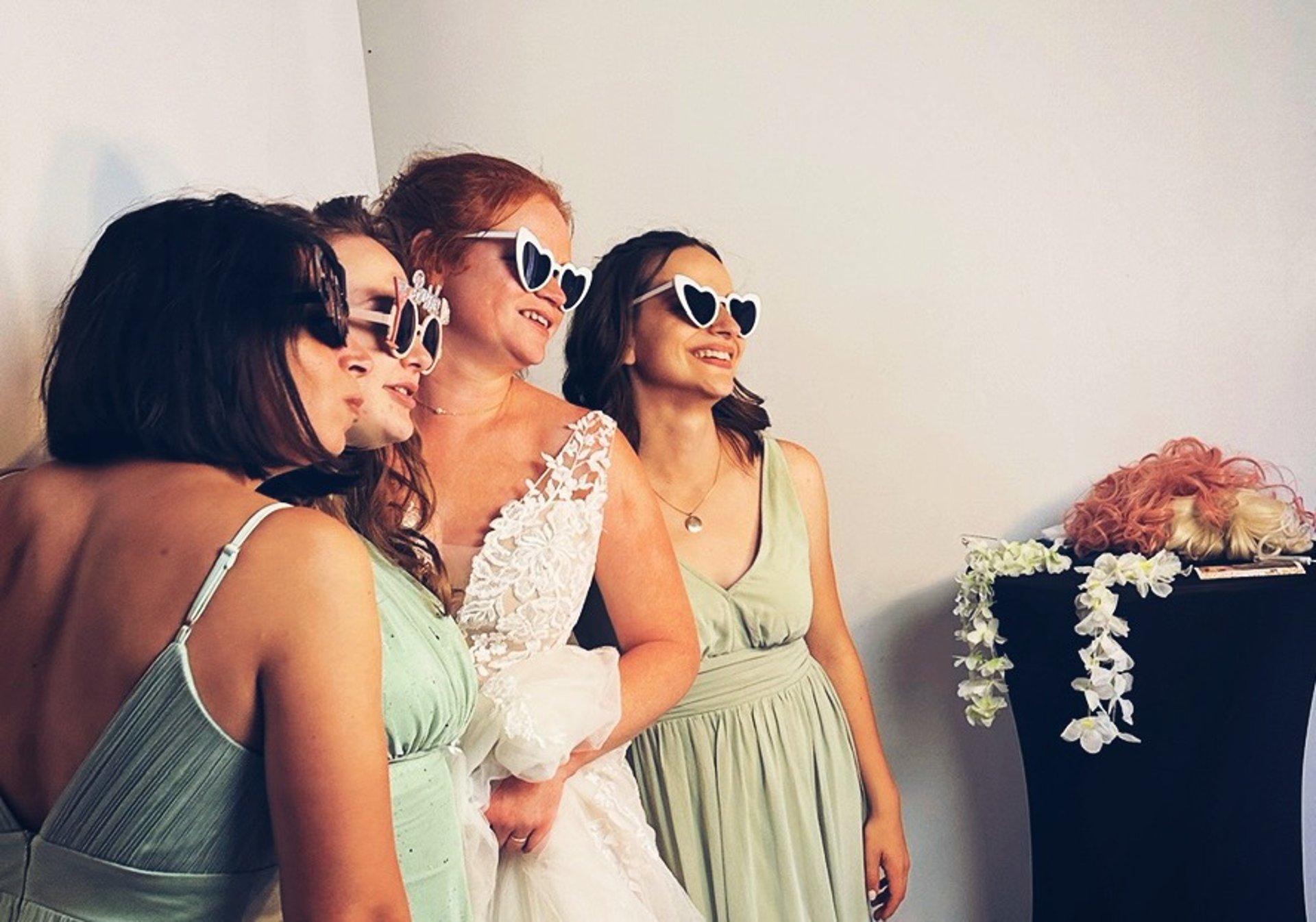 gray computer monitor