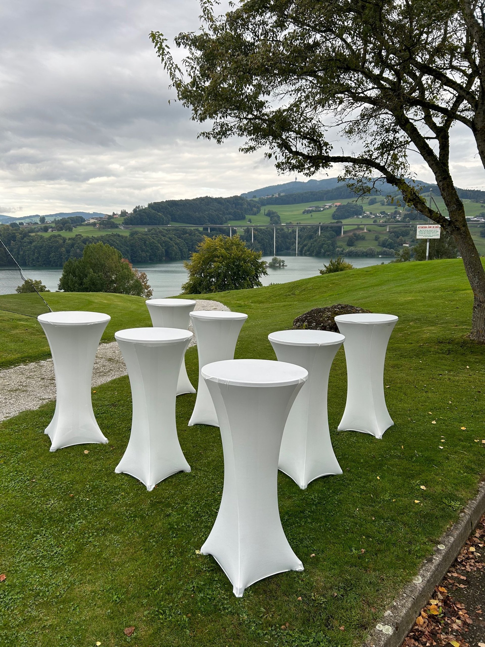 tables hautes avec hausse blanches pour location à un marriage