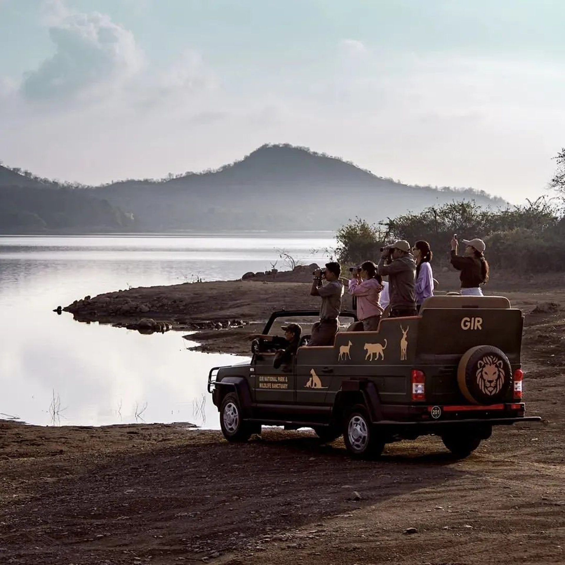 gray computer monitor