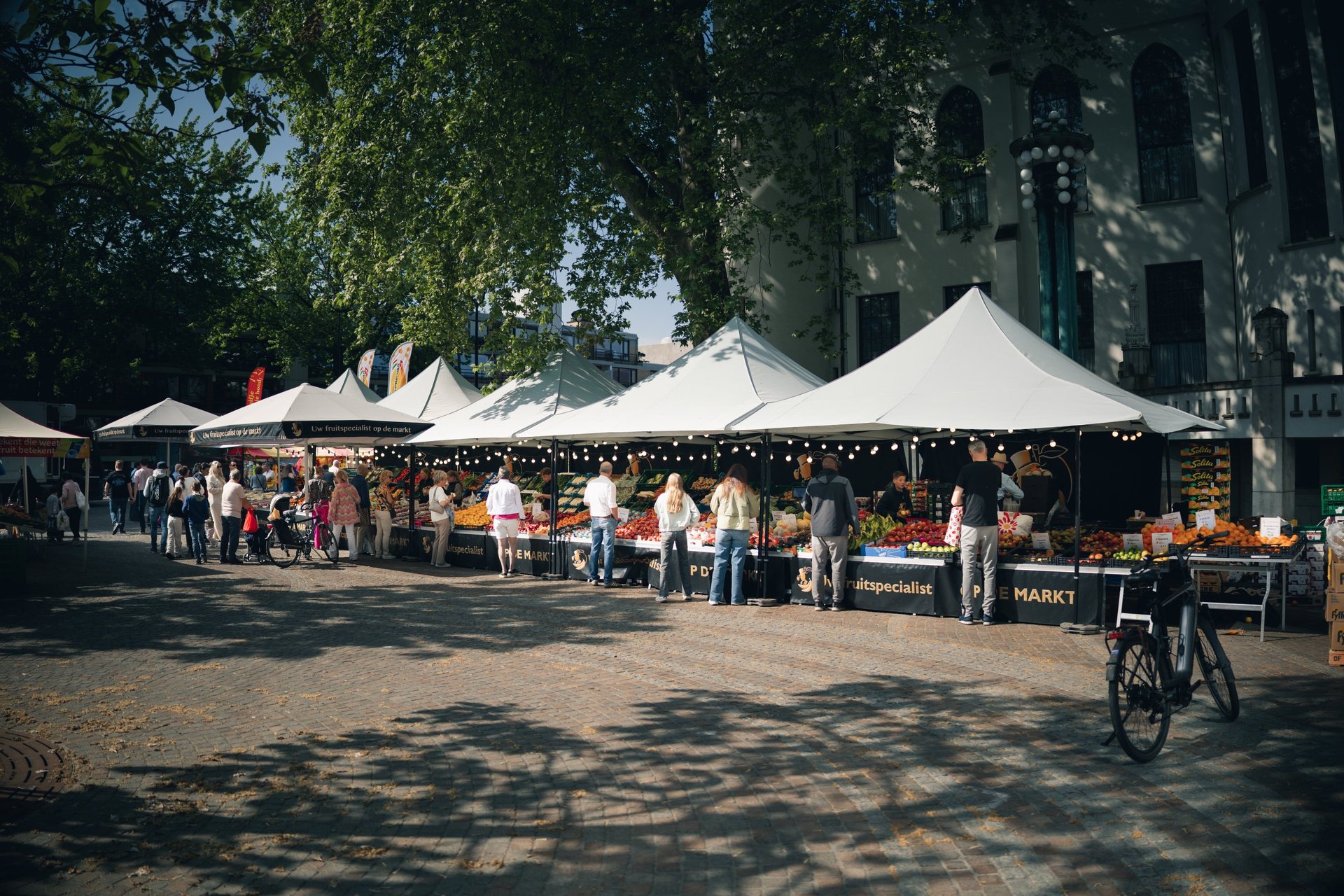 black and white bed linen
