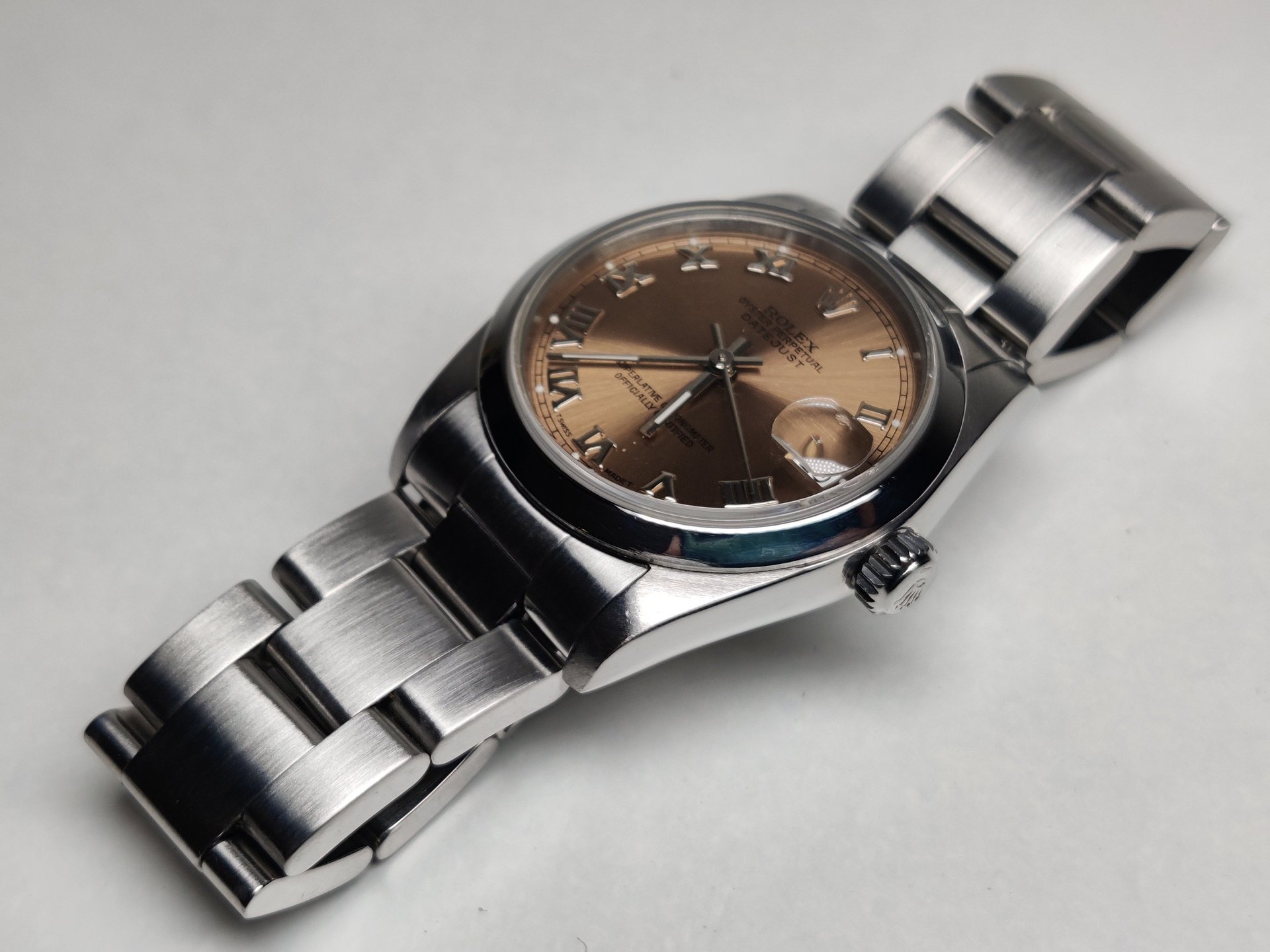 an abstract photo of a curved building with a blue sky in the background