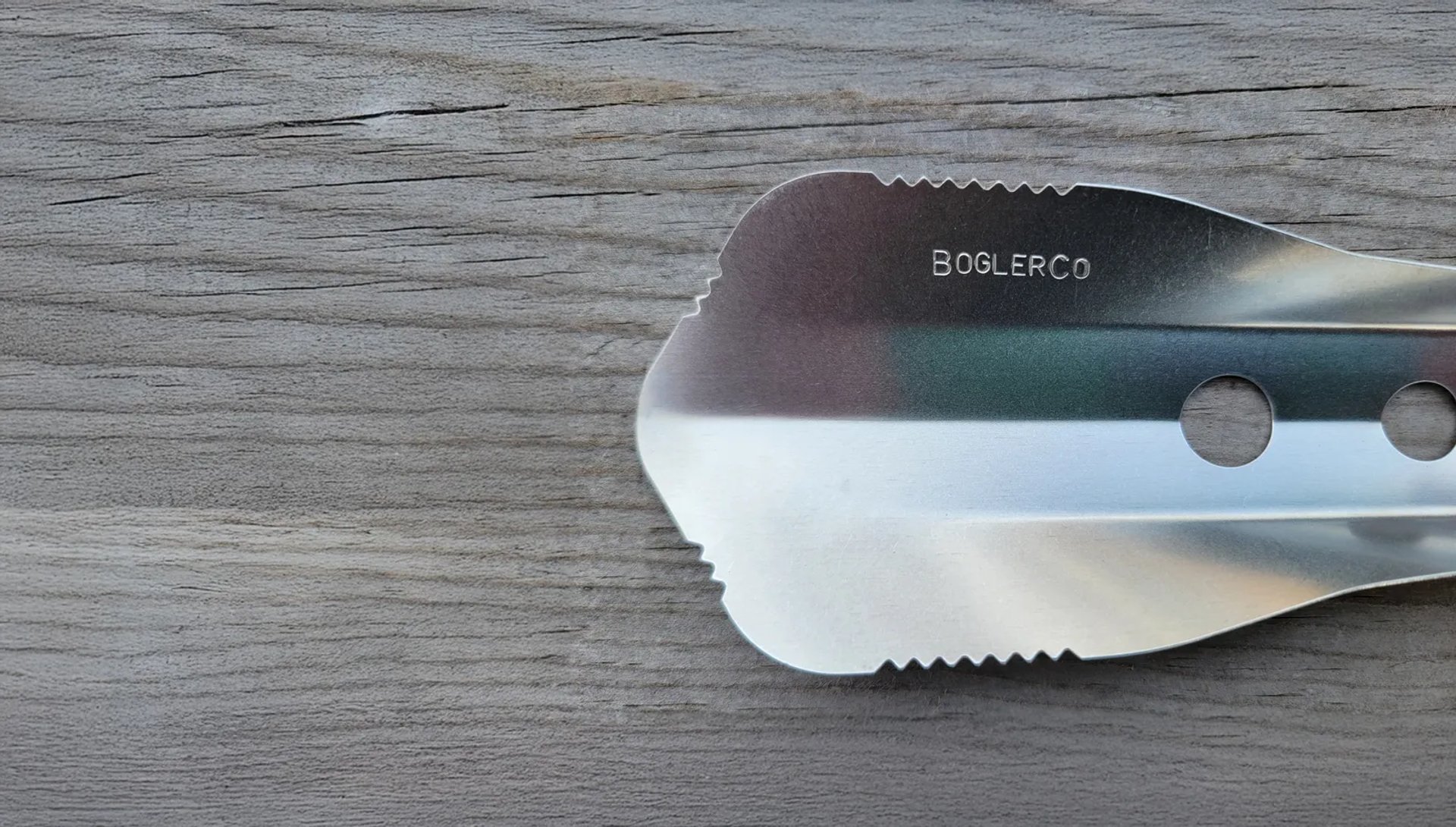 tip of boglerco trowel against wood surface