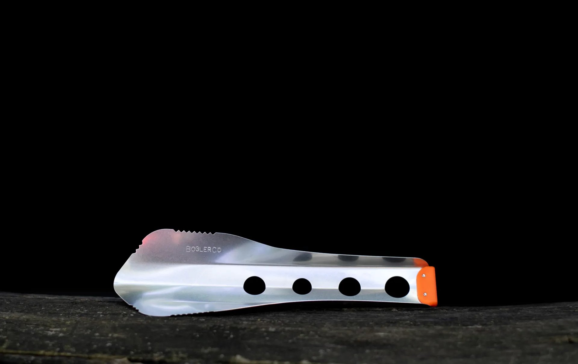 boglerco trowel on log