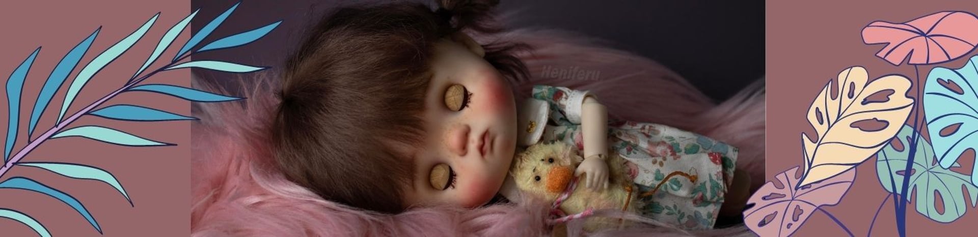 qbaby regular acostada con peluche
