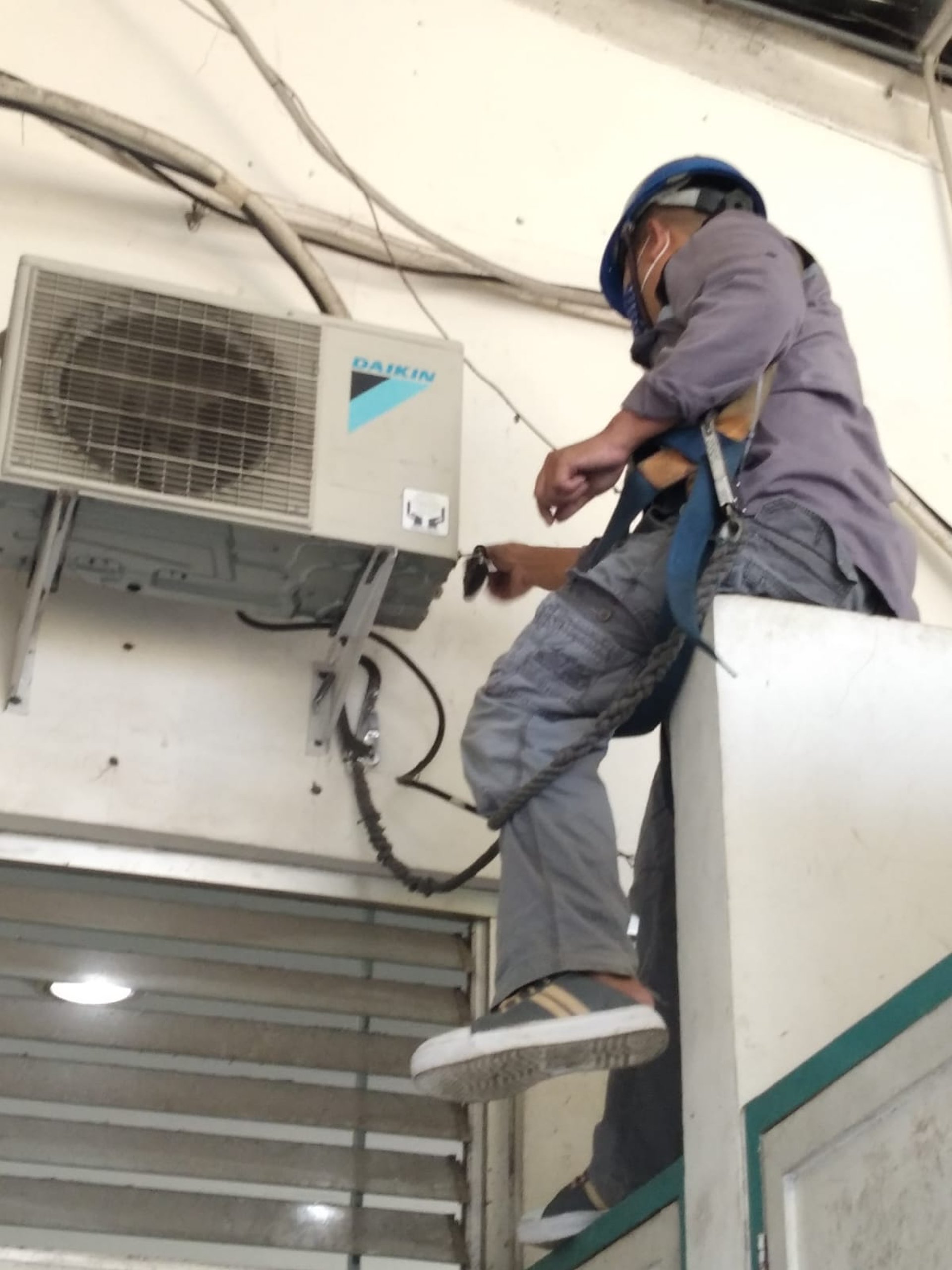 gray computer monitor