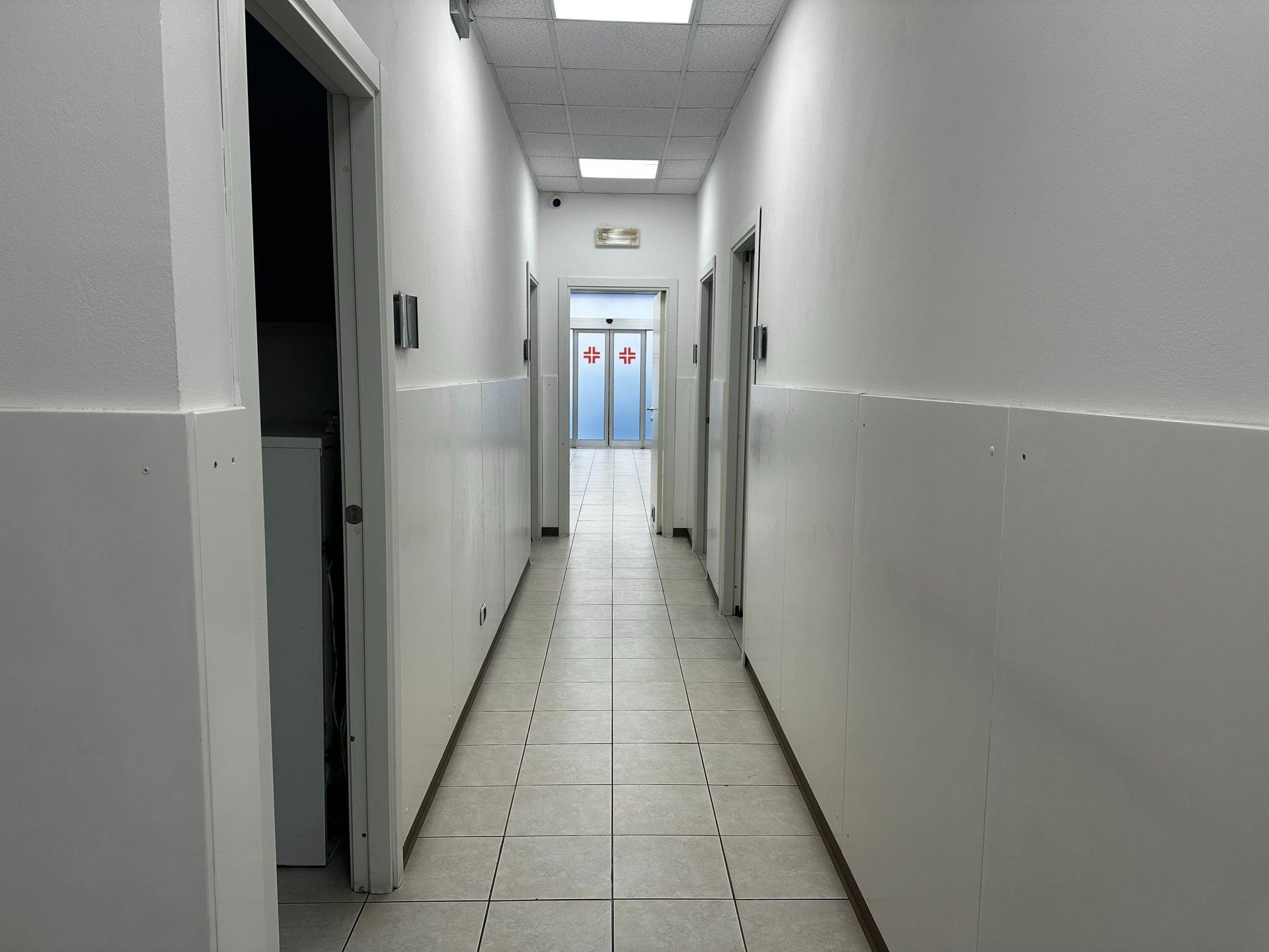 the night sky with stars above a mountain