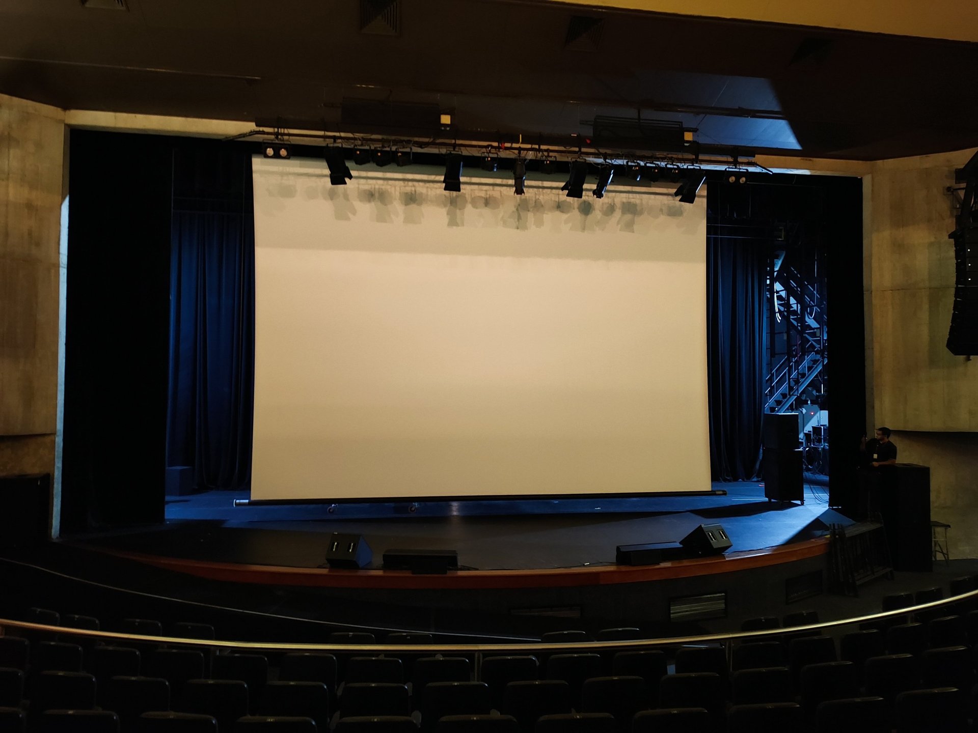 gray computer monitor