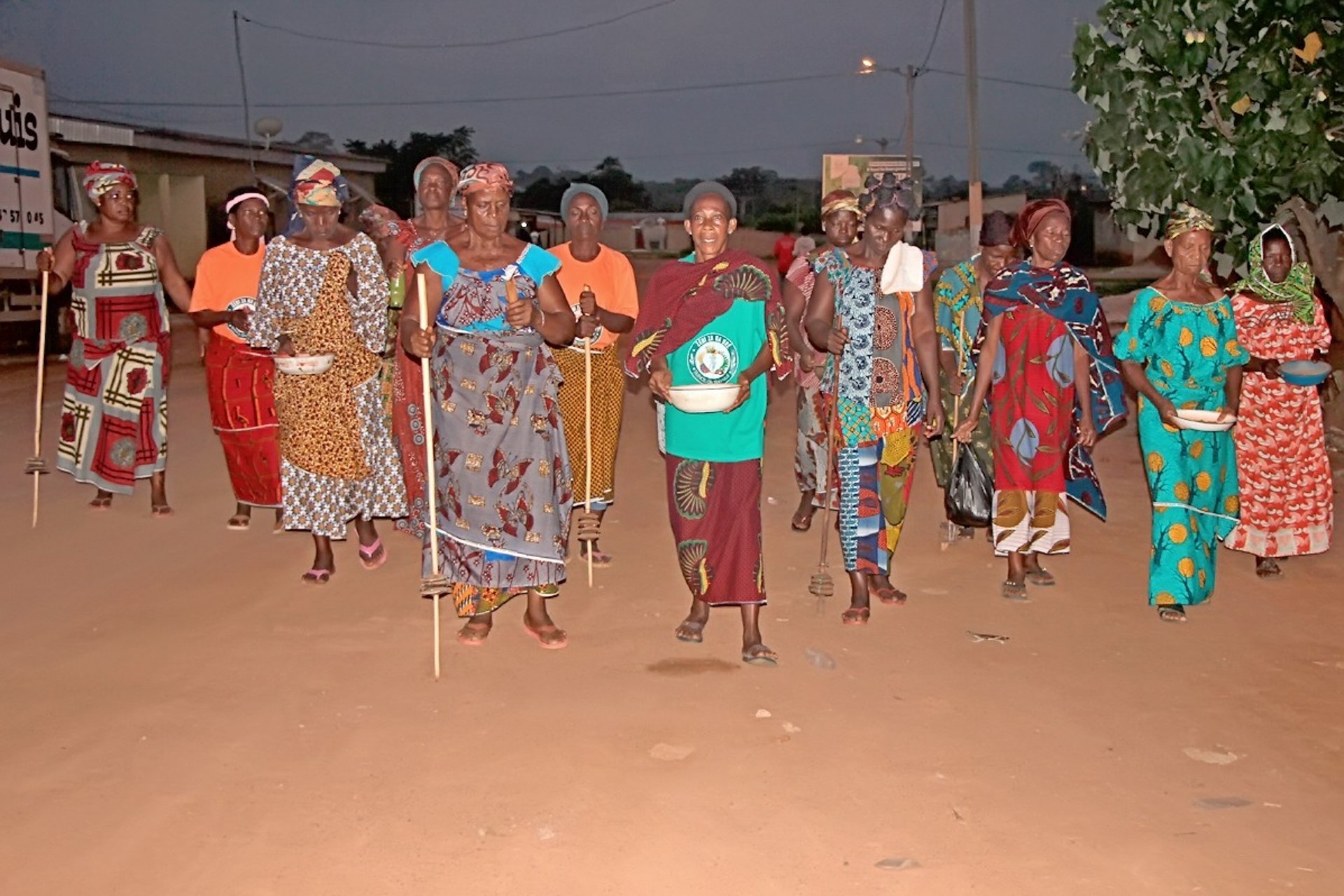 gray computer monitor