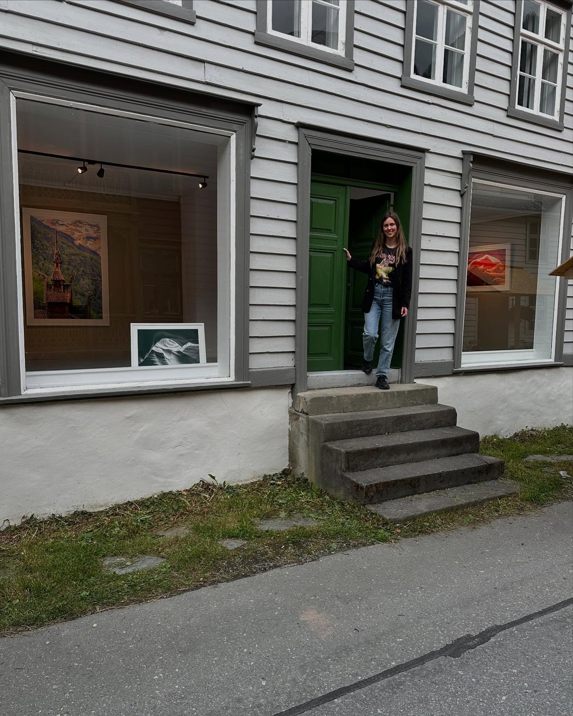 gray computer monitor