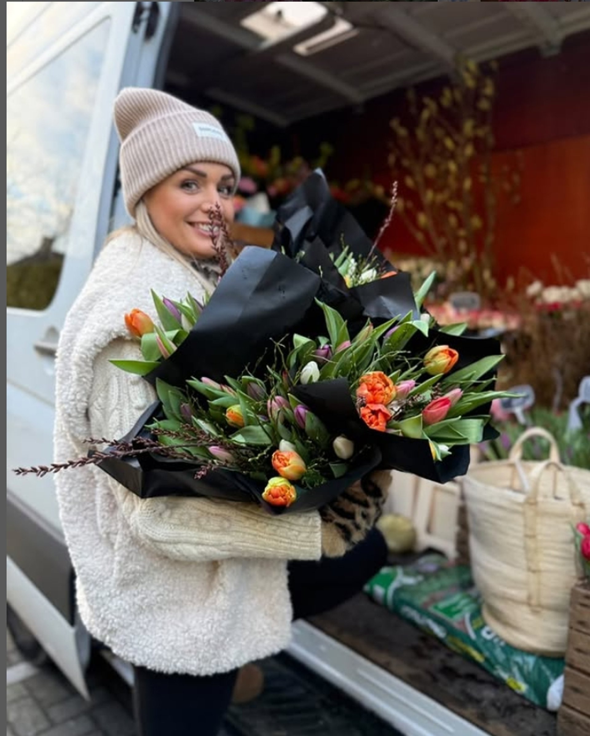 gray computer monitor