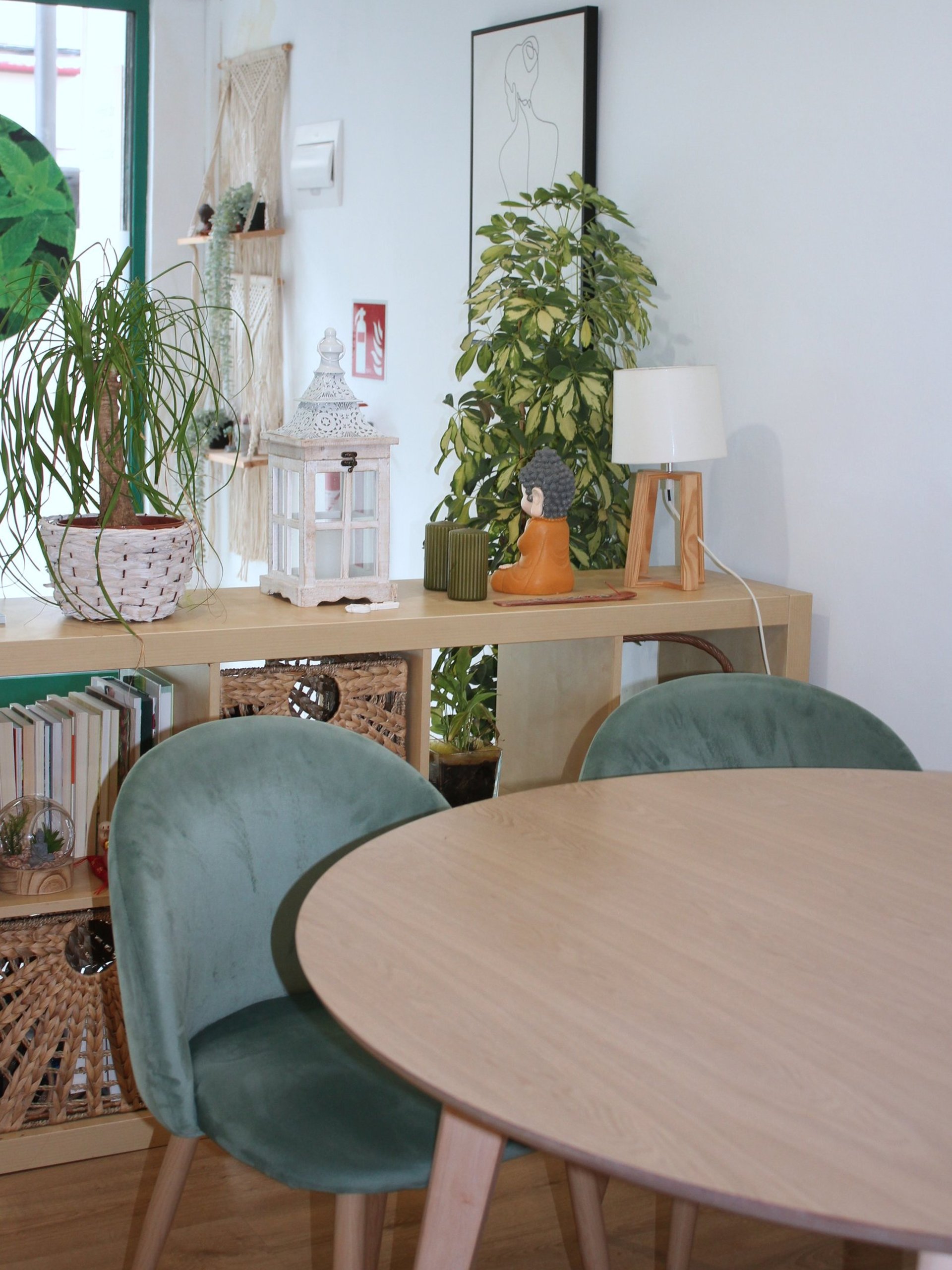 gray computer monitor