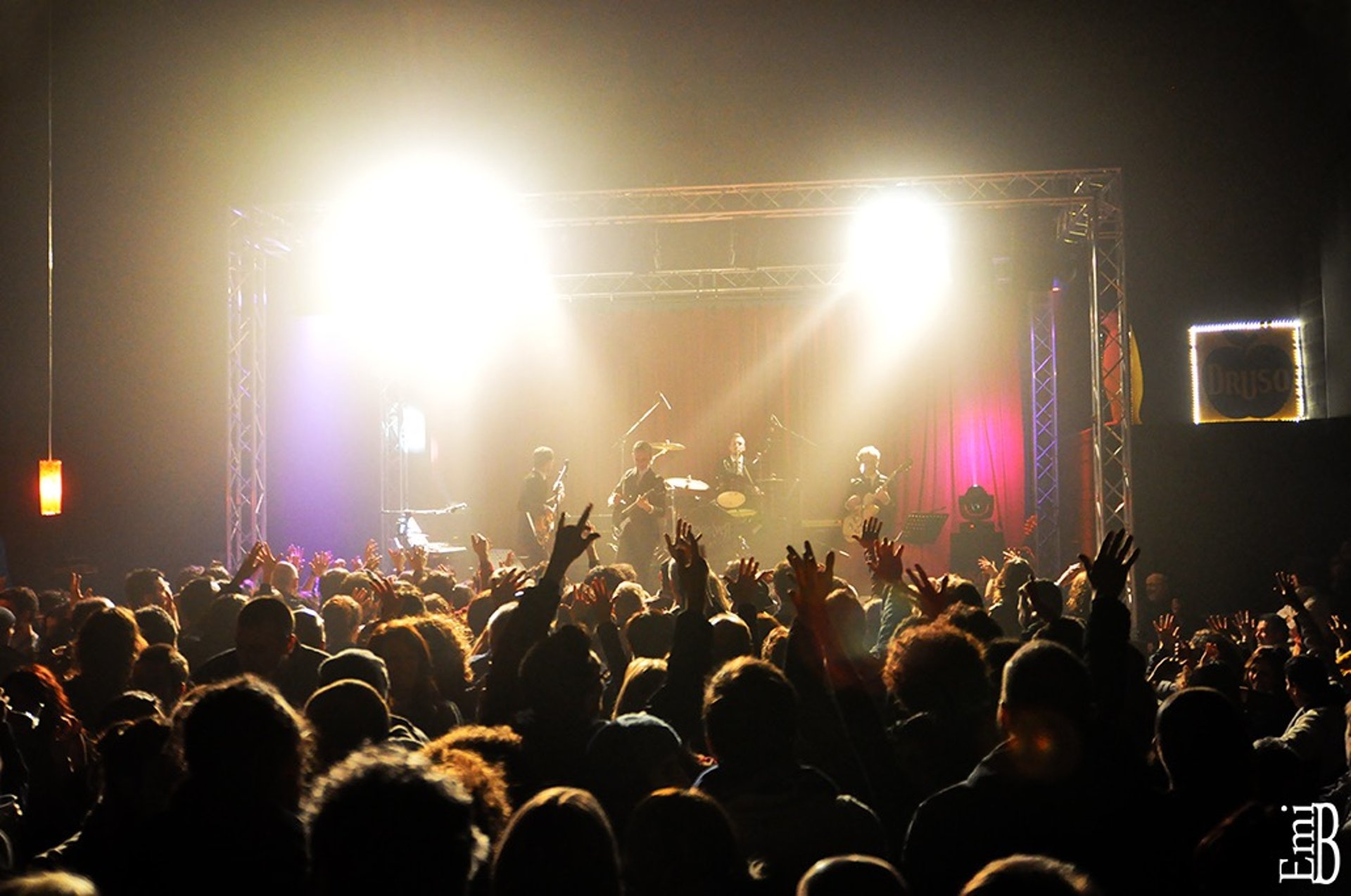 black and white bed linen