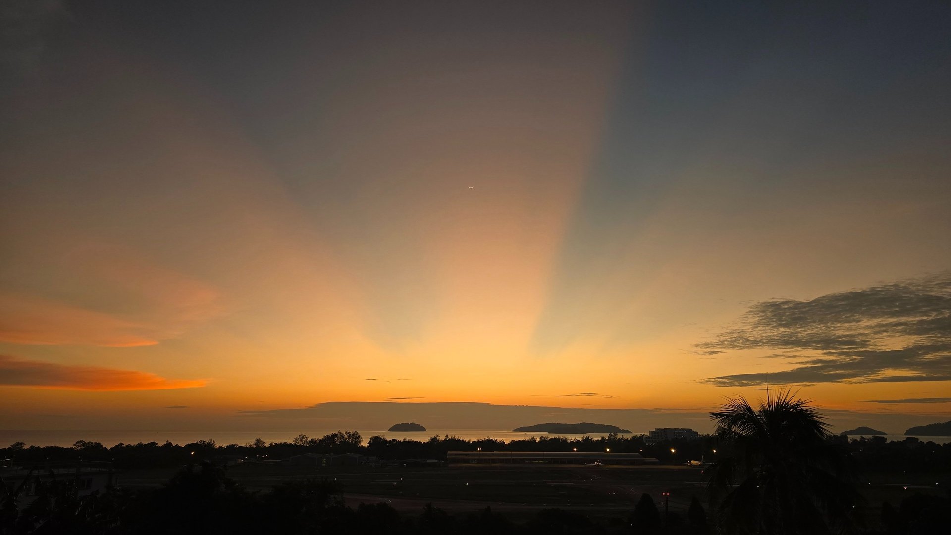 gray computer monitor