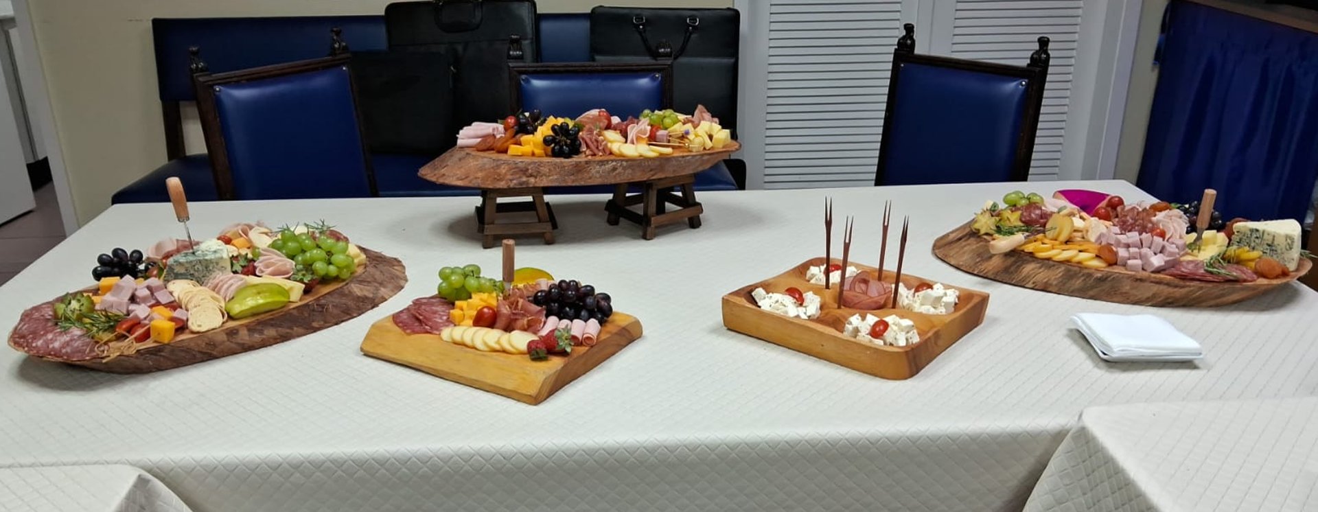 gray computer monitor