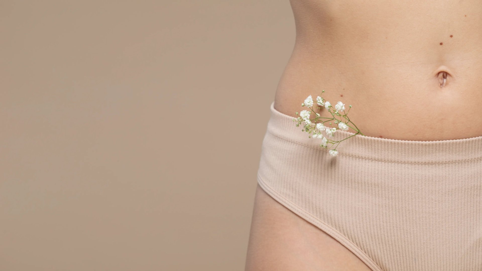 Cuerpo de mujer con lencería y flores