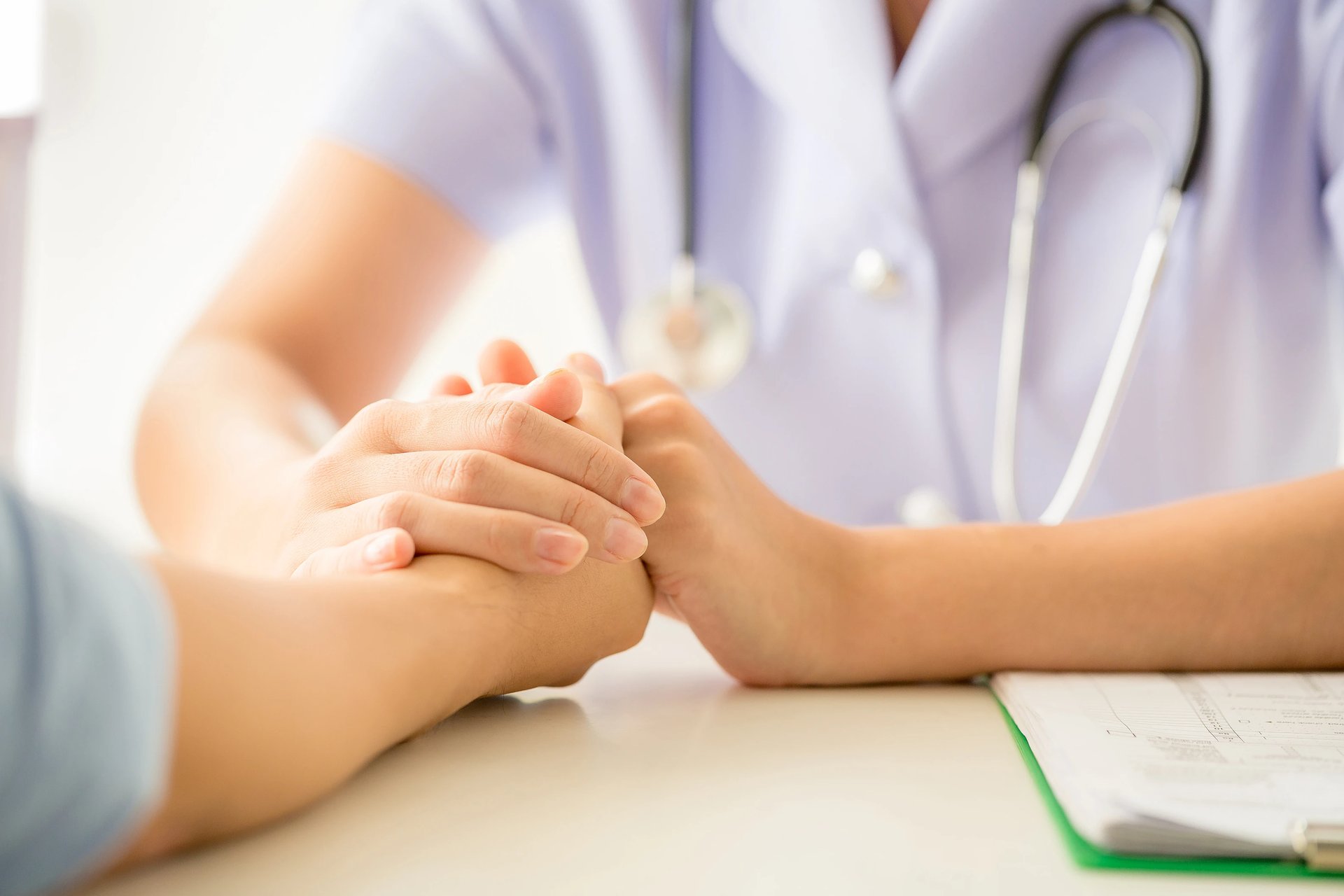 Doctora conteniendo a paciente en su consulta