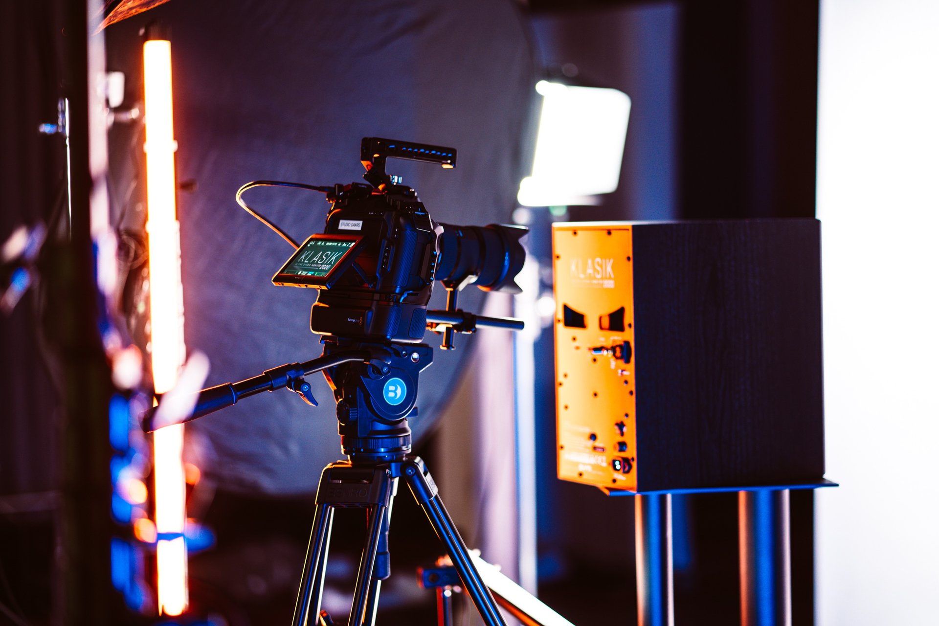 gray computer monitor