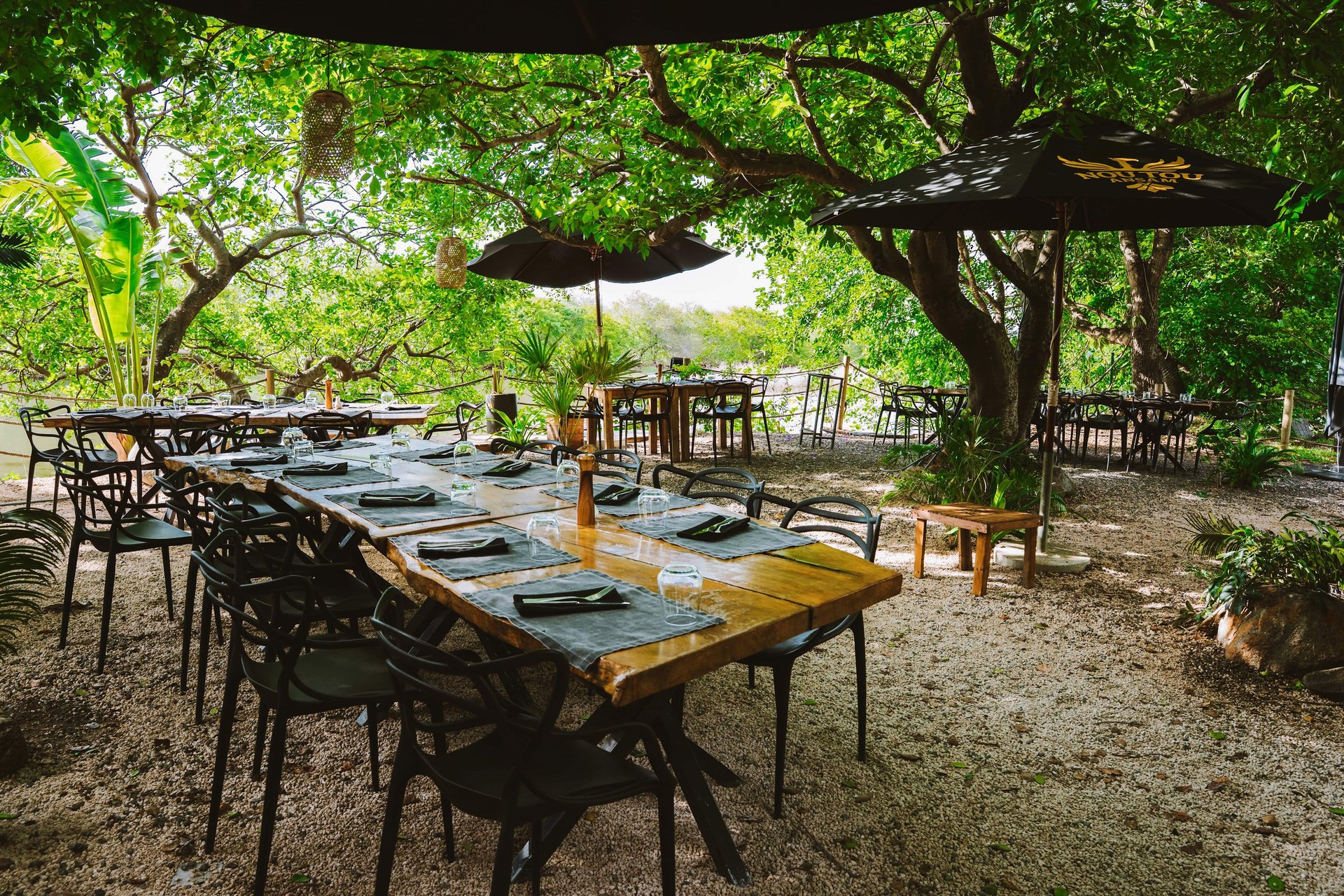 gray computer monitor