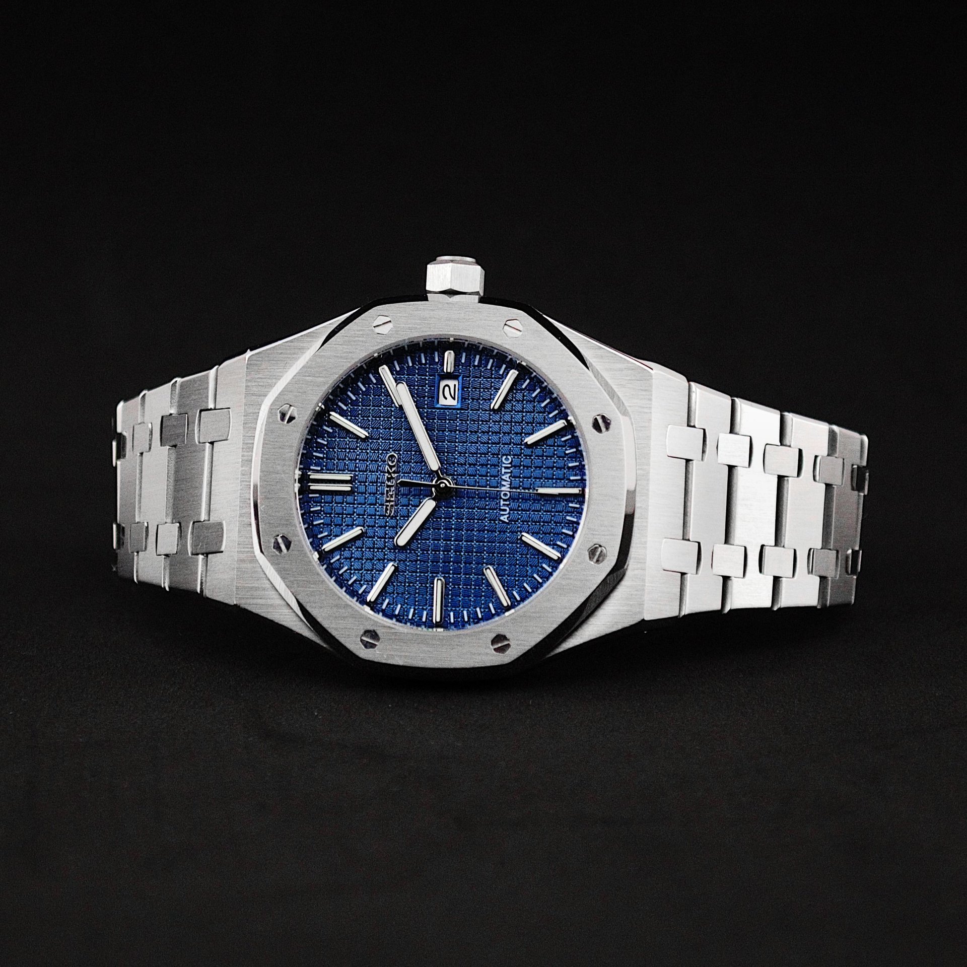 black and white bed linen