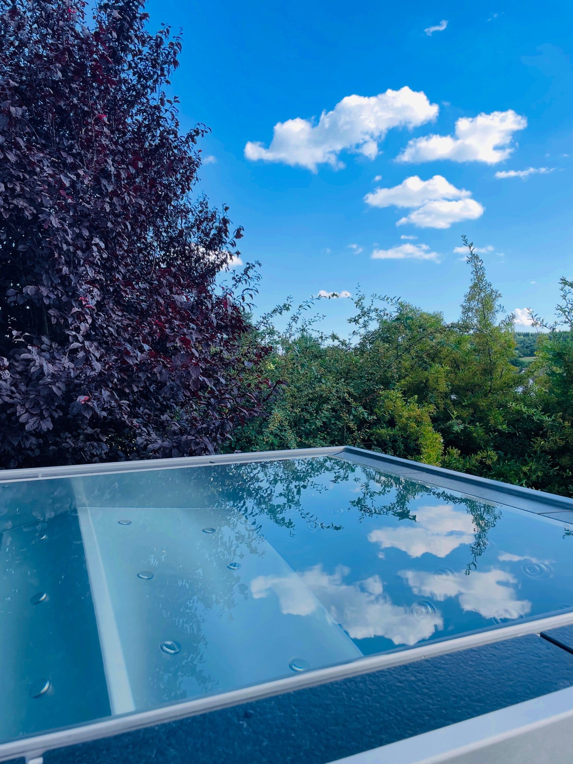 gray computer monitor