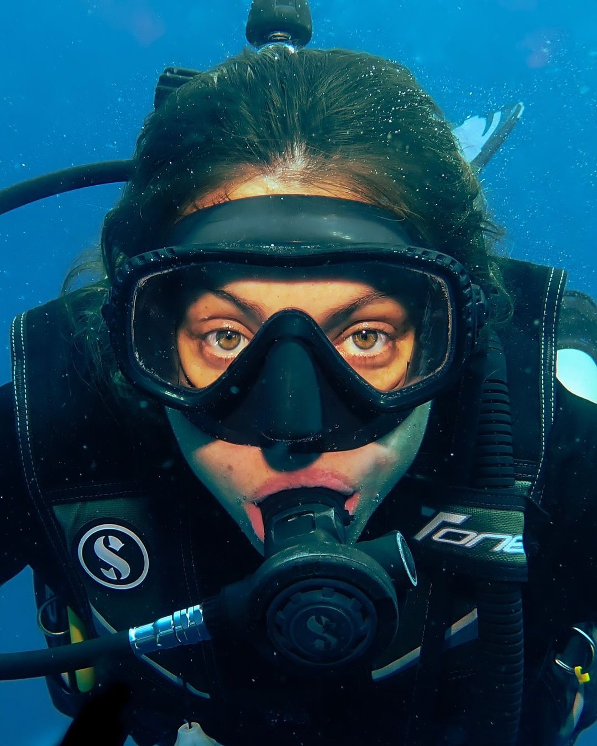 Close-up of a confident scuba diver's face, ready for a personalized dive experience with Gili Scuba Diving in Gili Trawangan