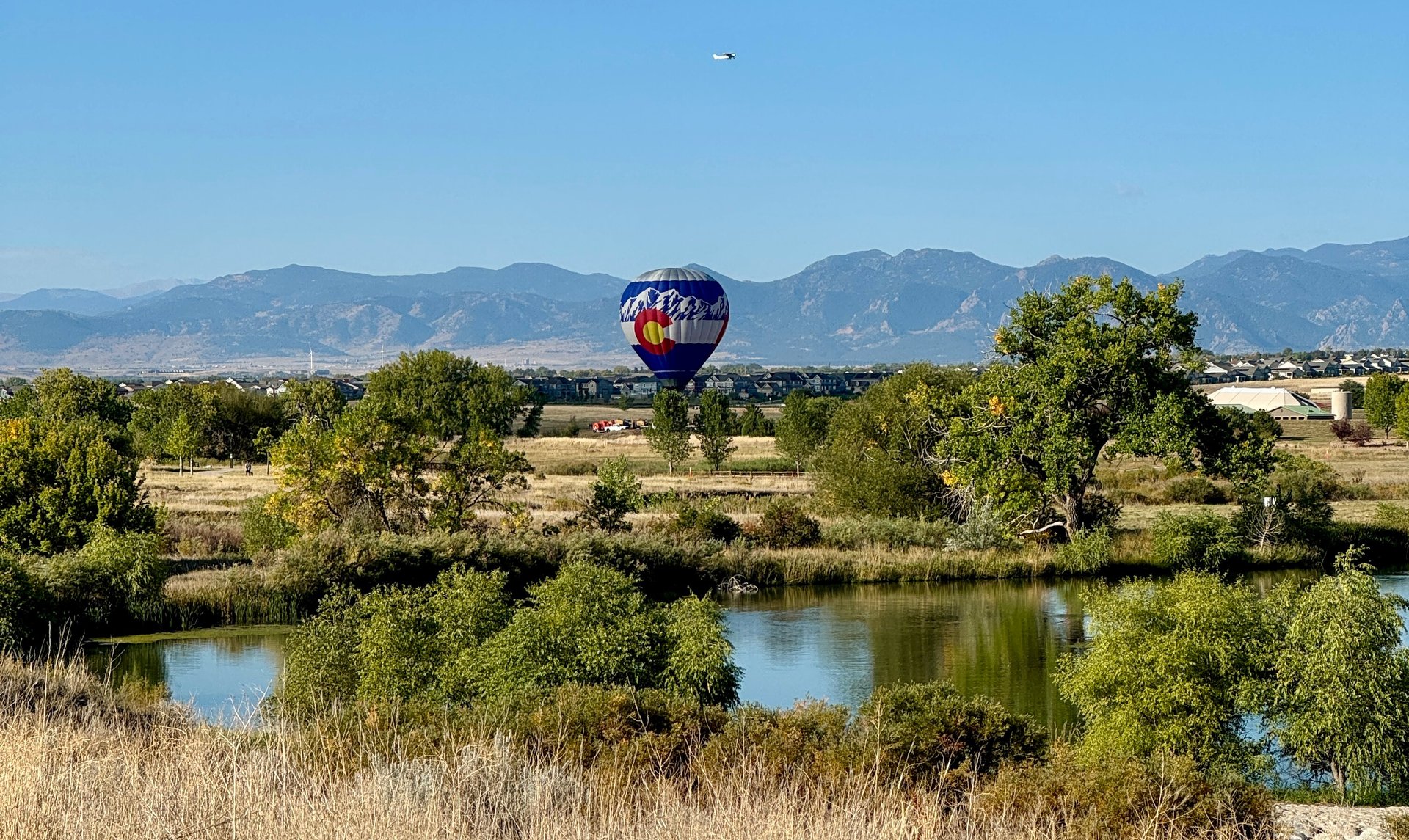 an abstract photo of a curved building with a blue sky in the background