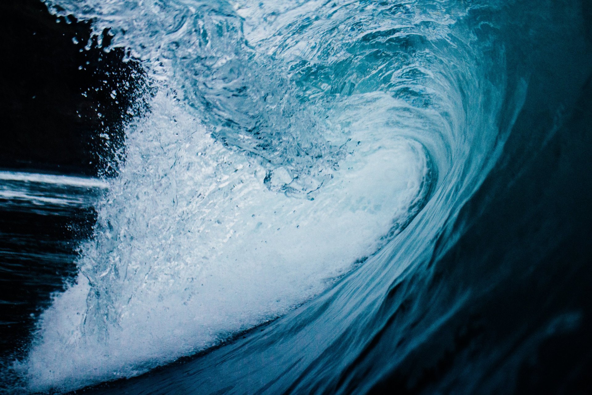 a large wave in the middle of the ocean