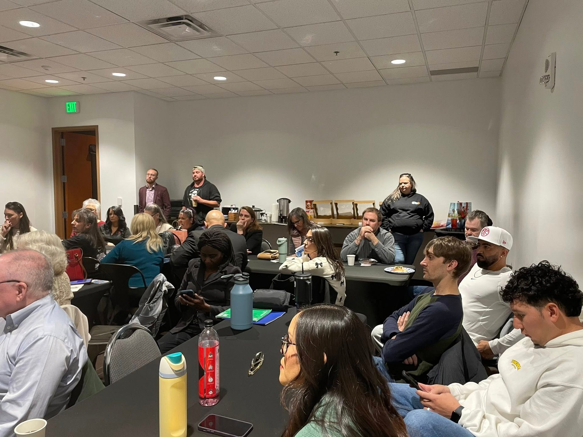 men's gray crew-neck t-shirt