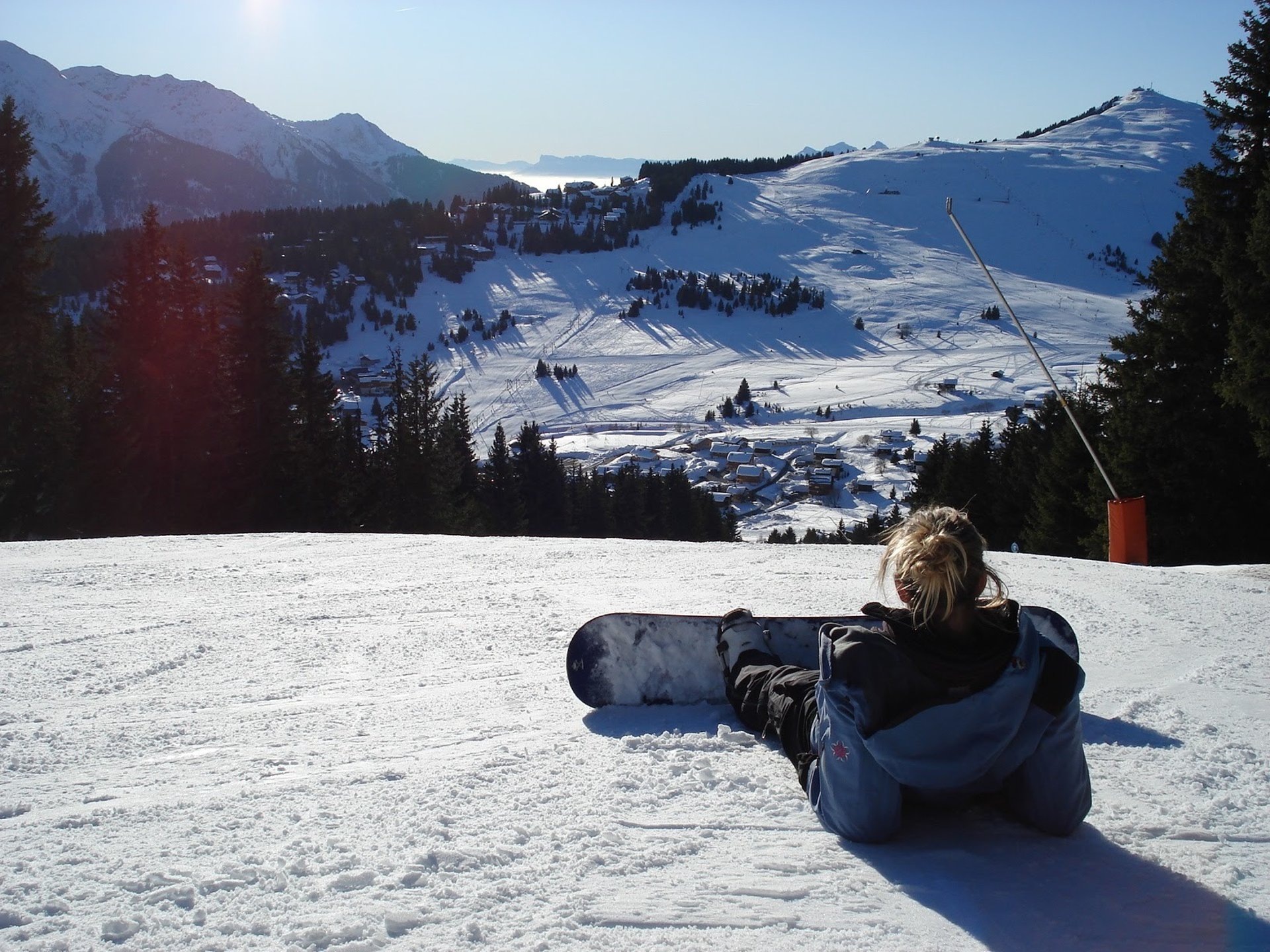 ocean waves crashing on shore during daytime