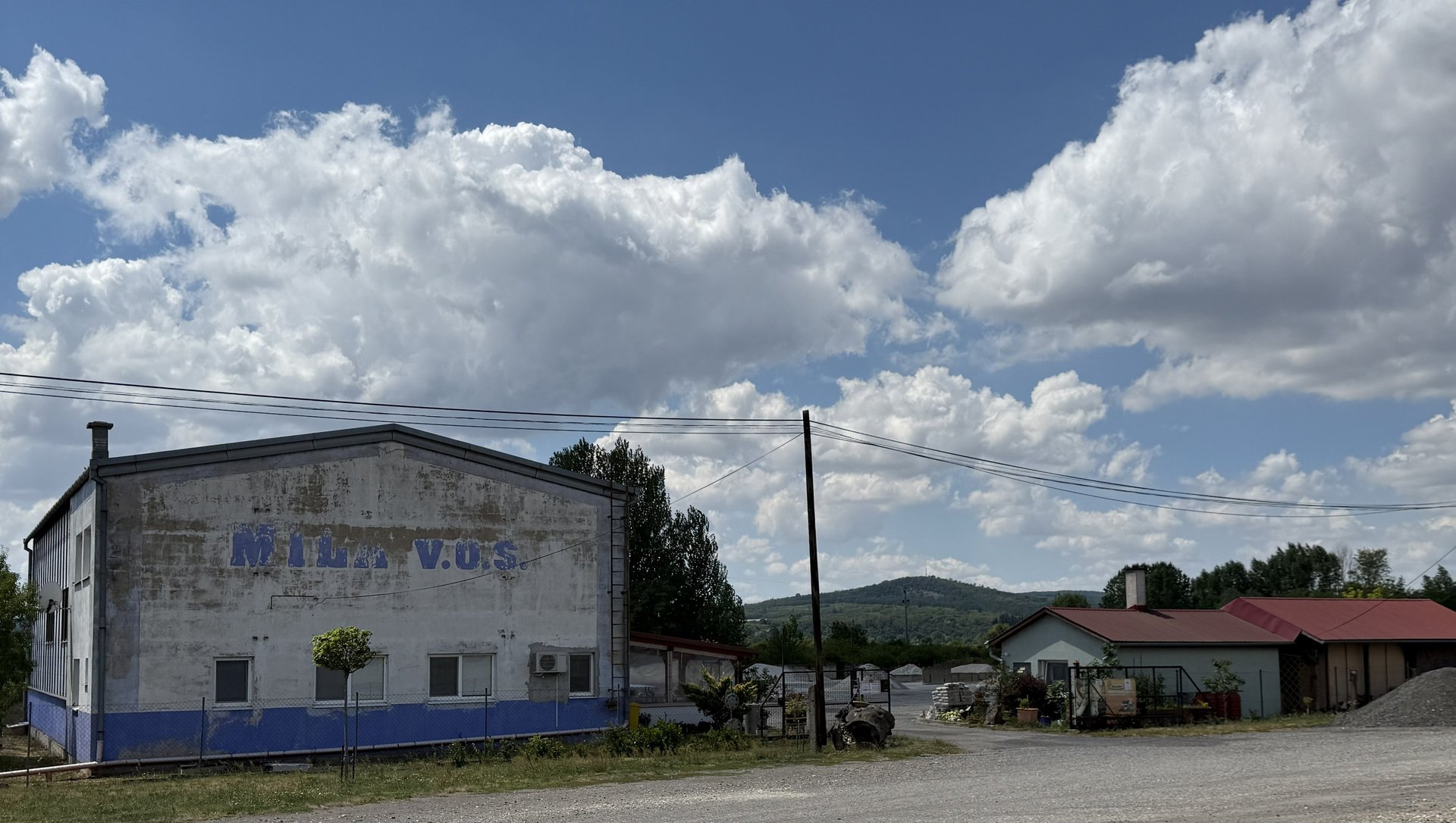 **Alt text:** `Prevádzka VIZU Stavebniny vo Veľkých Kozmálovciach s areálom a skladom stavebného materiálu.`