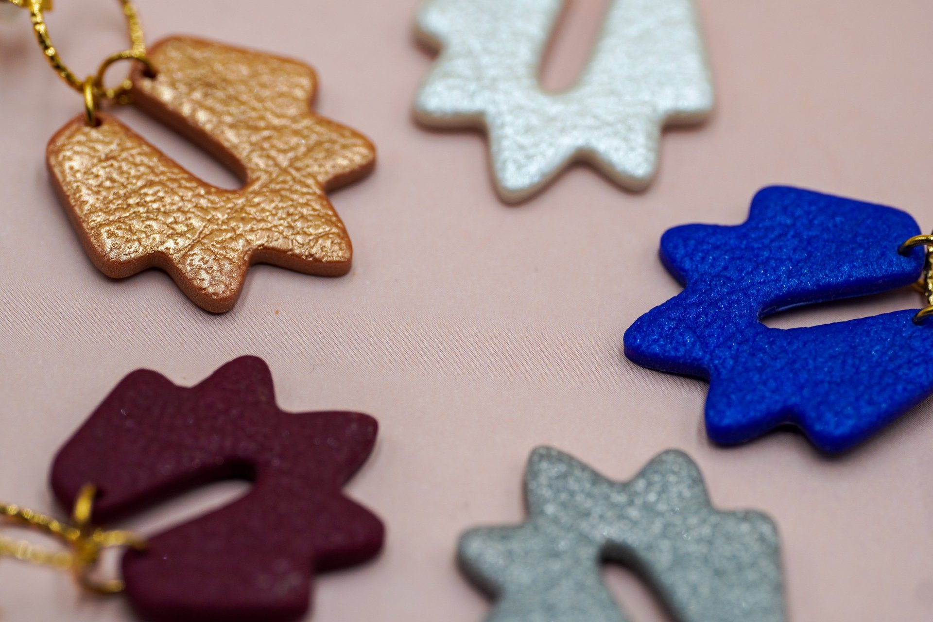 Bannière de présentation avec des boucles d'oreilles