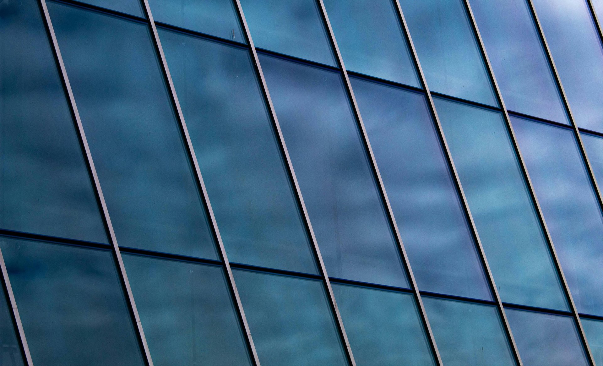 Pormenor de fachada em vidro de um prédio.