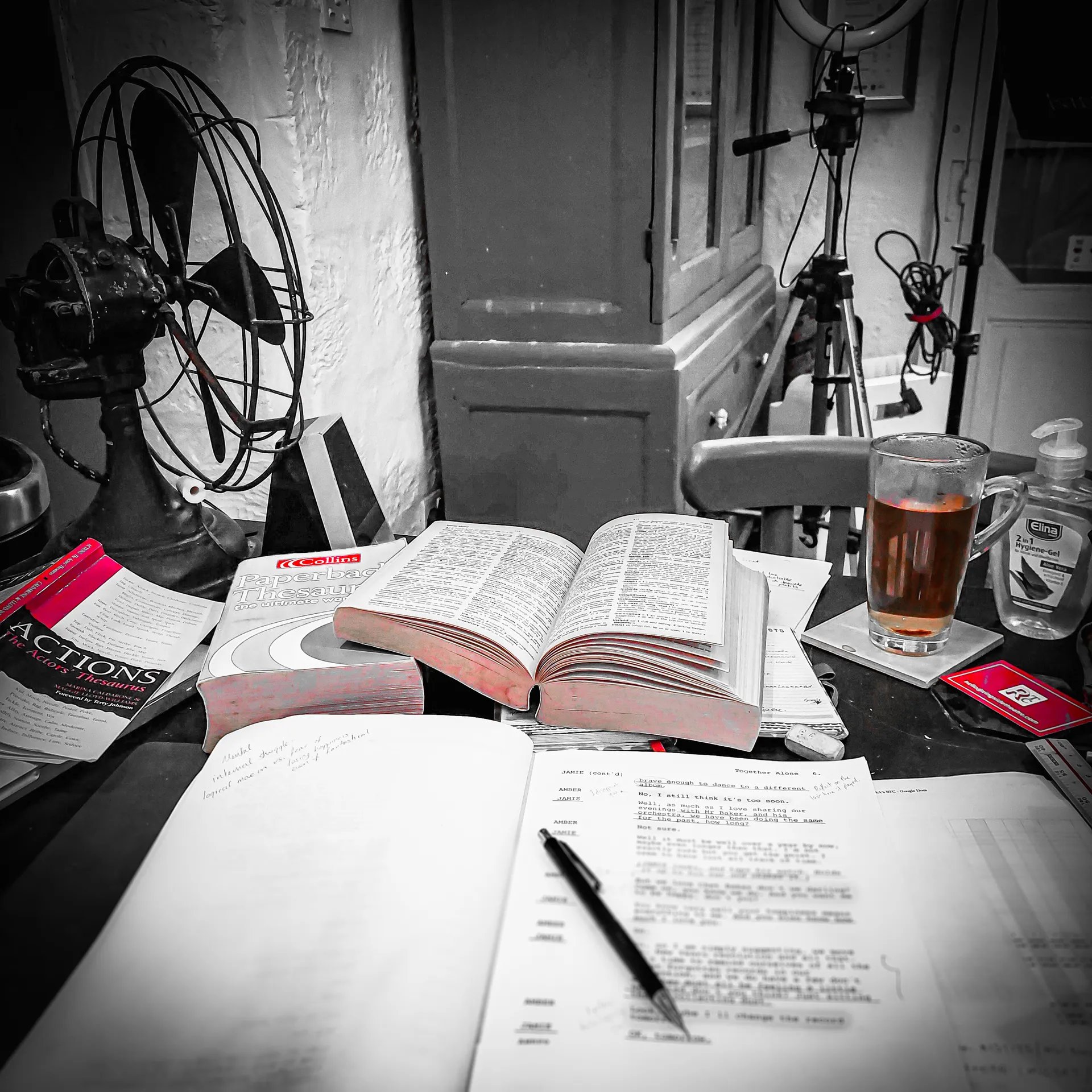 gray computer monitor