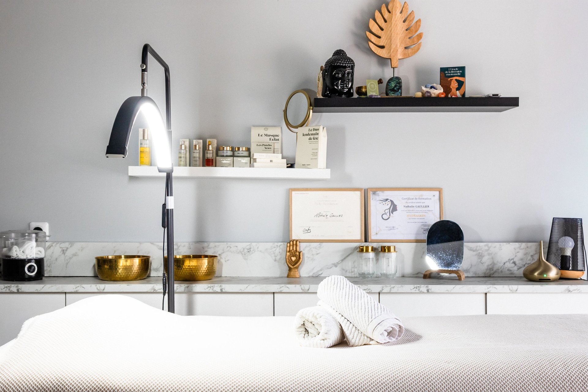 gray computer monitor