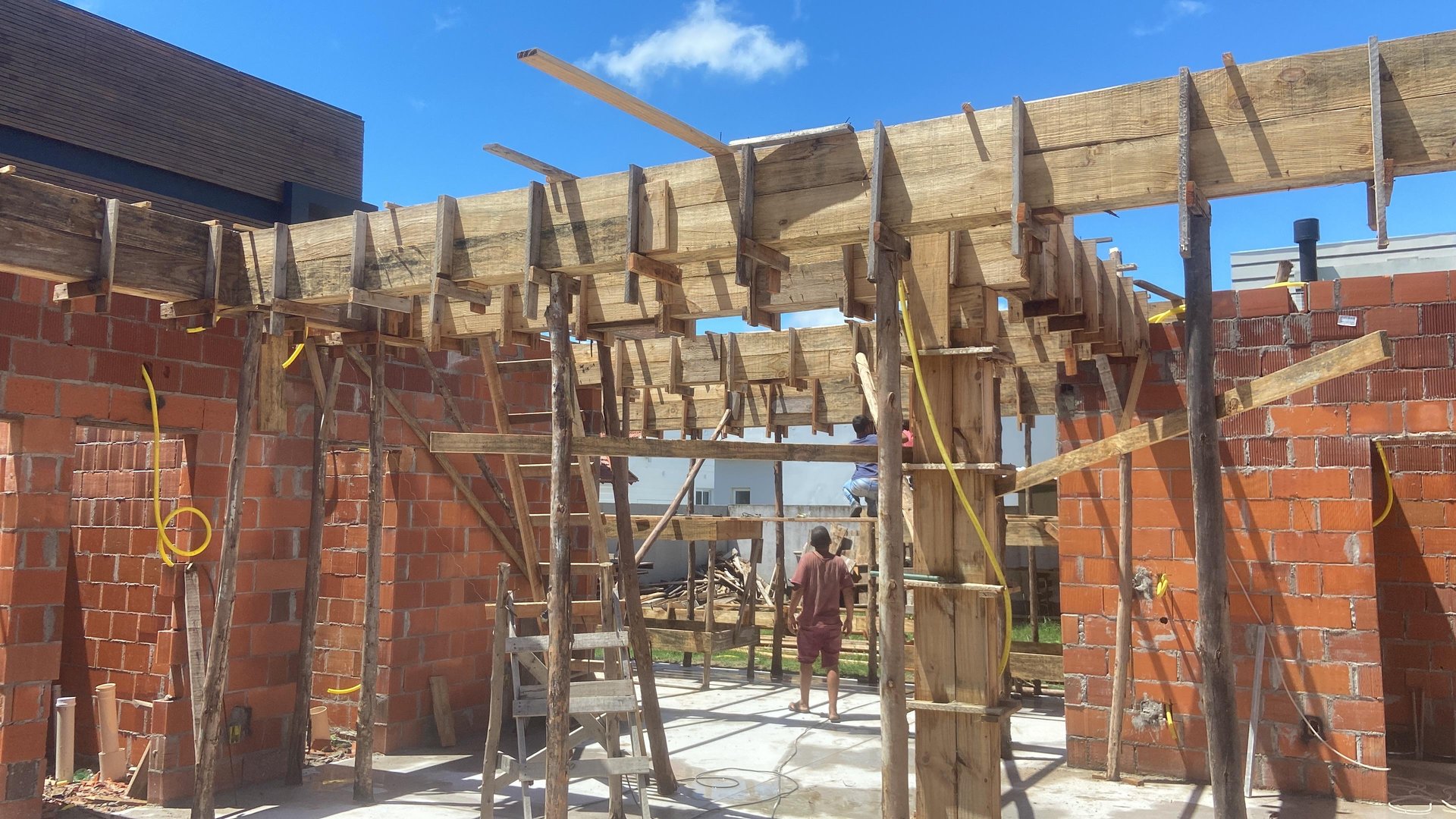 gray computer monitor